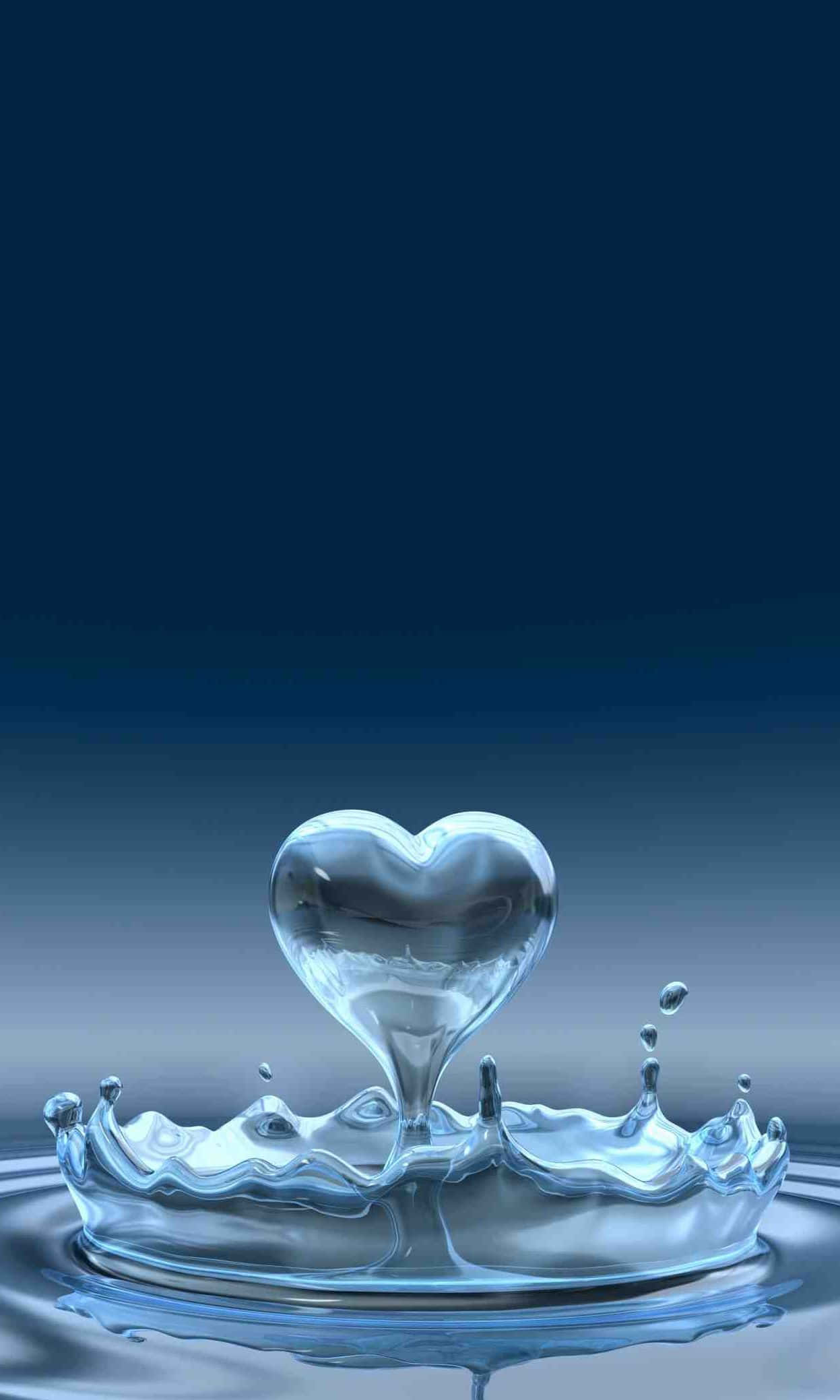 3d Water 桌布 壁紙 — 完美的心形水滴形成並在深藍色漸變背景上飛濺。