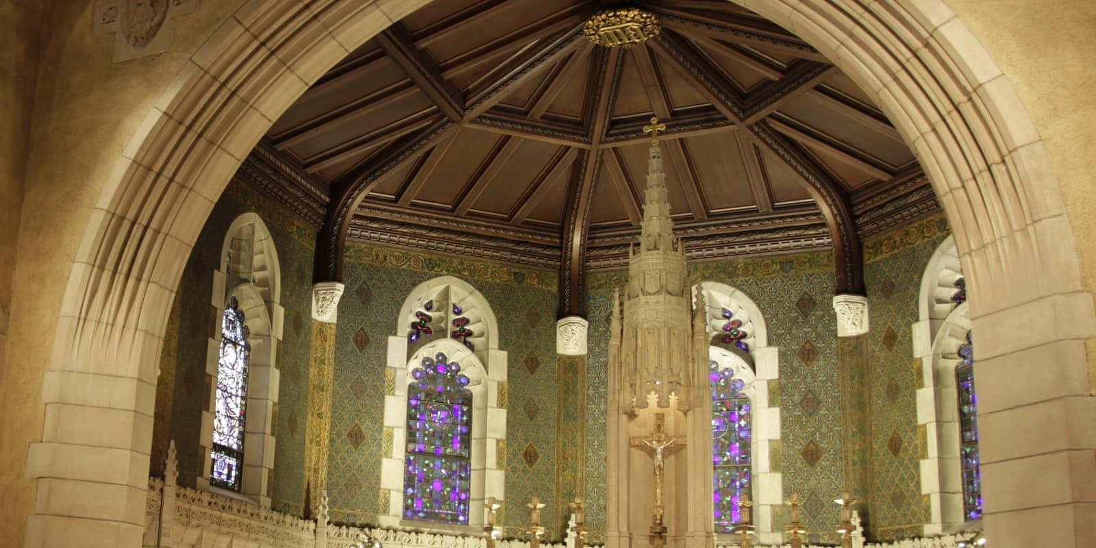 Gothic Architecture 桌布 壁紙 — 宏偉的大教堂內部，擁有拱形石牆、彩色玻璃窗和木製方格天花板下的中央祭壇。