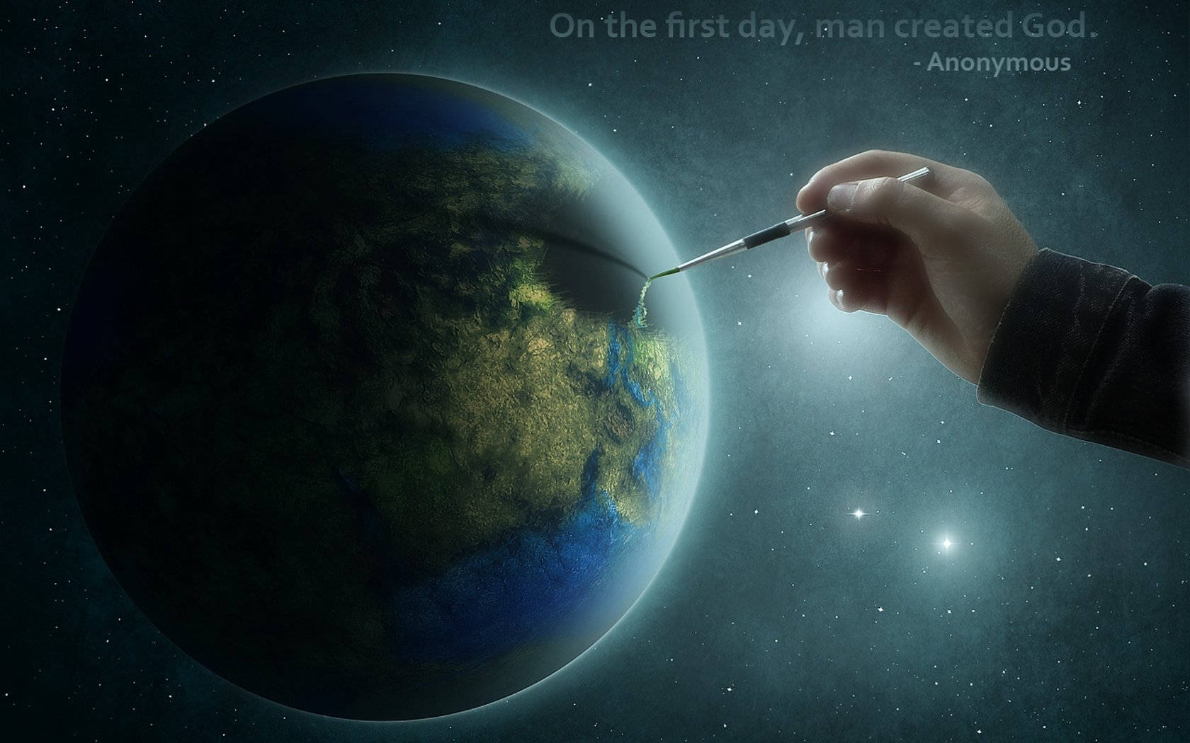 手在星空背景下用畫筆繪畫太空中的地球。