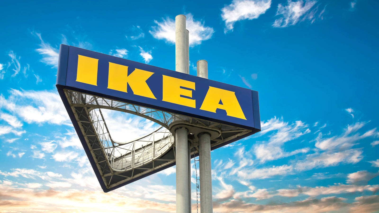 大型 IKEA 標誌在日落時分映襯著藍天白雲。
