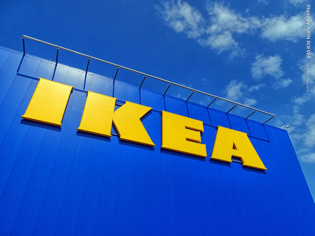 藍色IKEA商店建築，帶有黃色標誌，天空部分多雲。