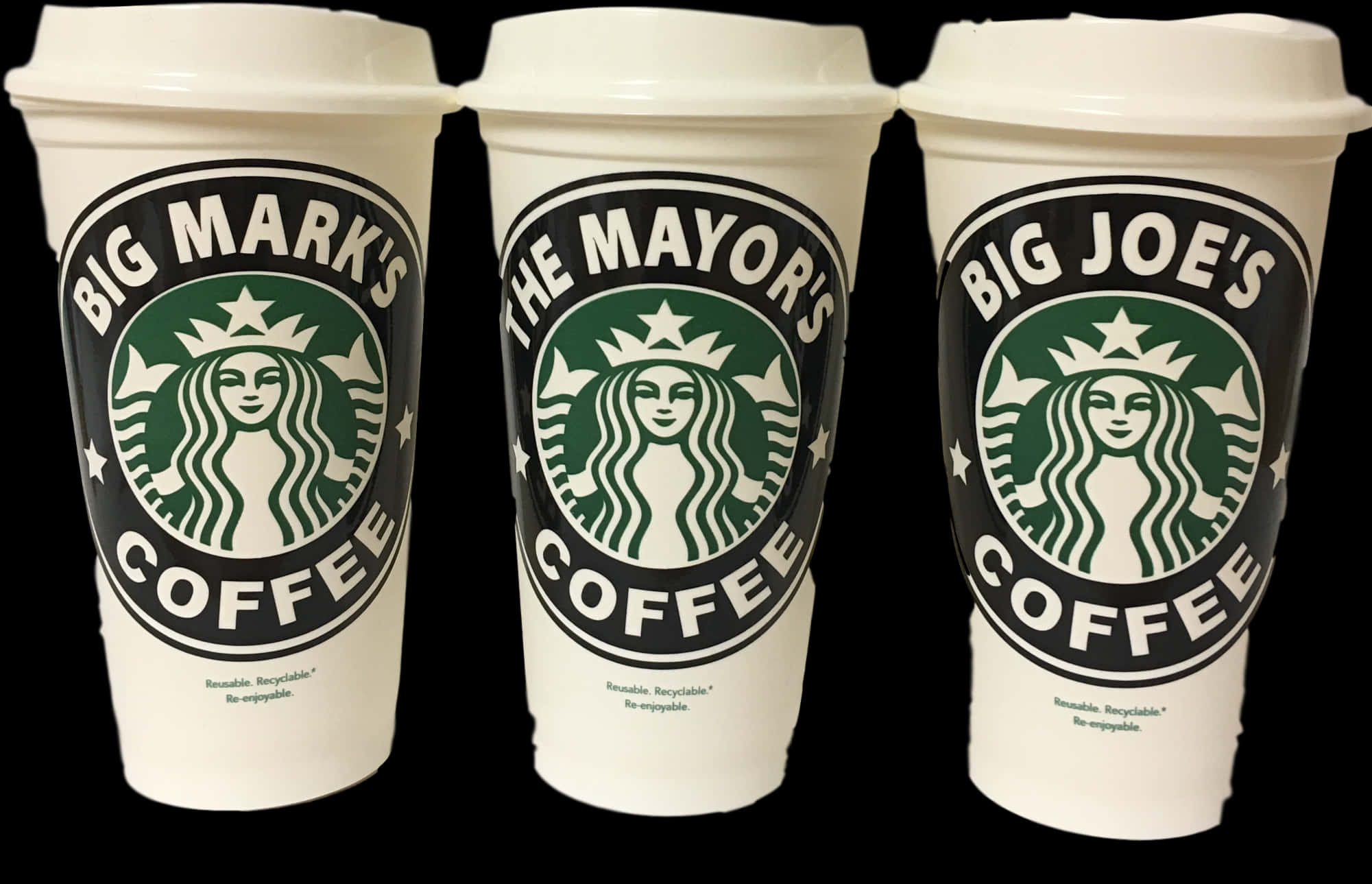 客製化咖啡杯三件組 壁紙 — 三個白色Starbucks咖啡杯，上面有自訂名稱Big Mark's、The Mayor's和Big Joe's，背景為黑色。