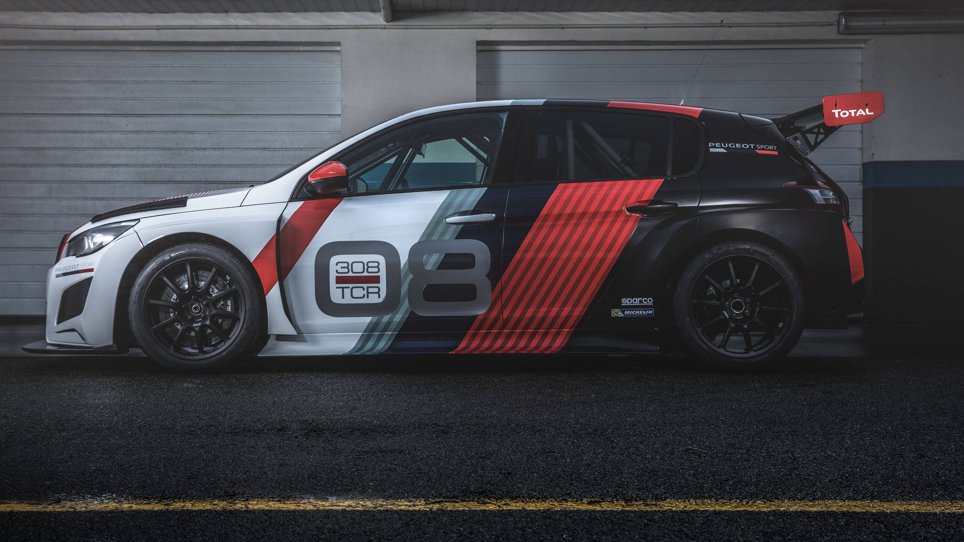 車庫中的Peugeot 308 TCR賽車，紅、黑、白塗裝。