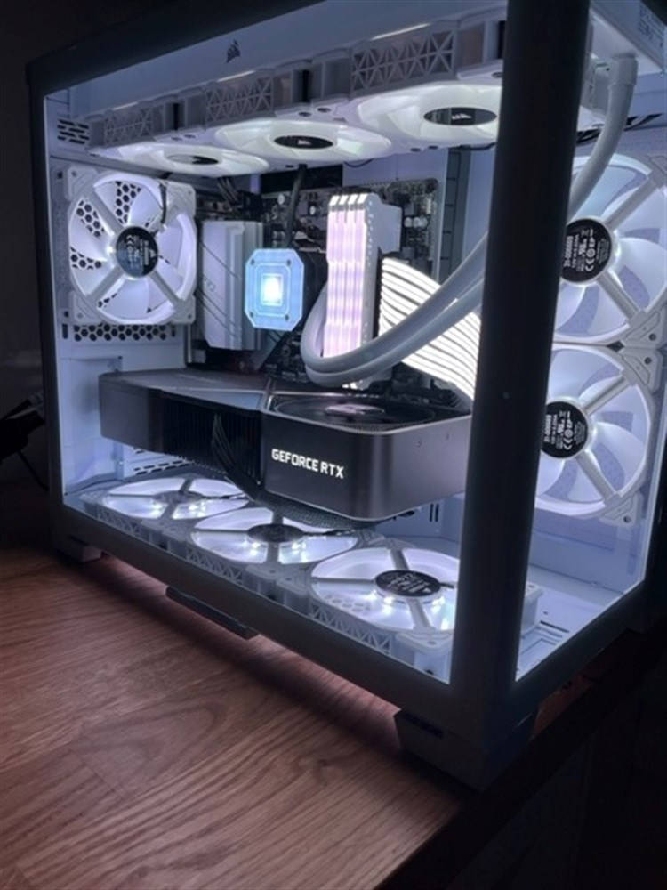 客製化白色電腦配燈效，打造獨特沉浸式遊戲體驗 壁紙 — 透明電腦機箱揭示咗一部時尚遊戲電腦內部嘅高端 GeForce RTX 顯示卡同發光白色風扇。