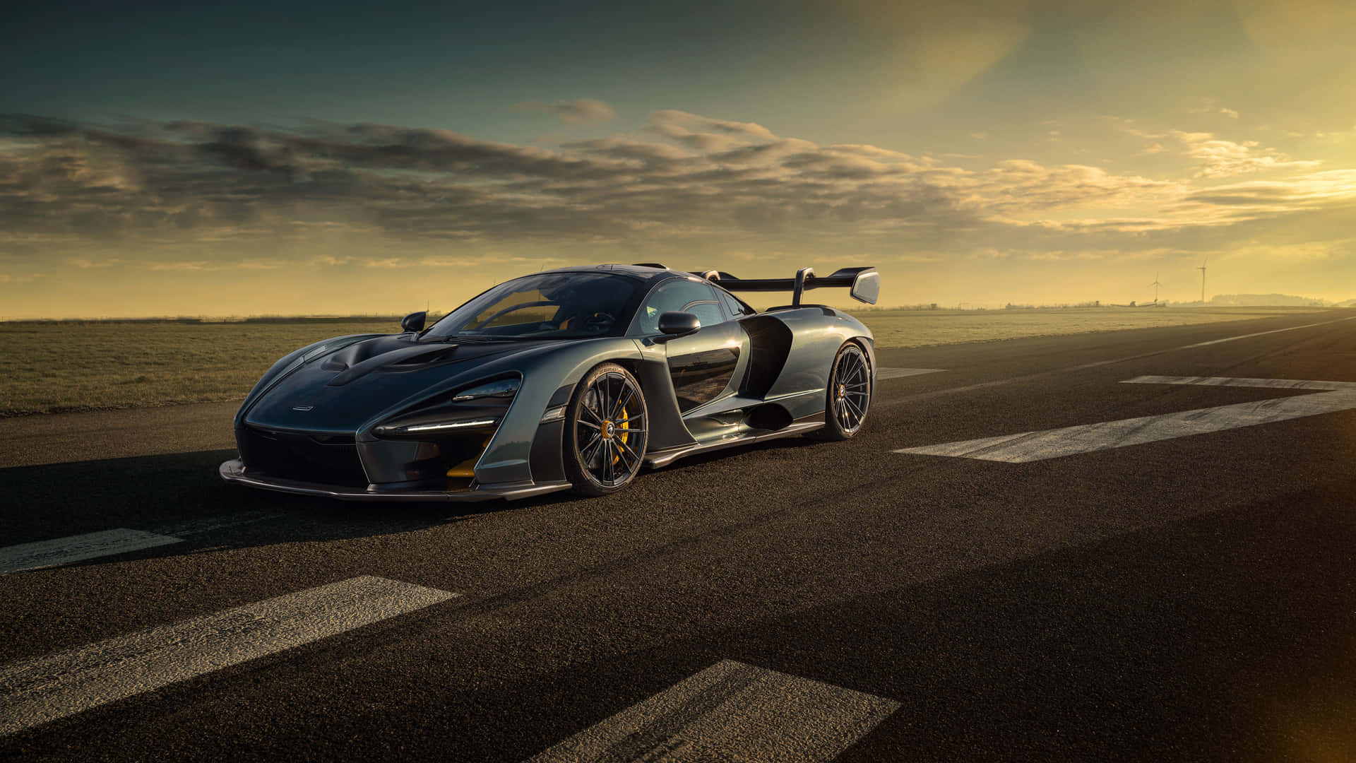 日落時分跑道上的銀色McLaren Senna，天空戲劇性