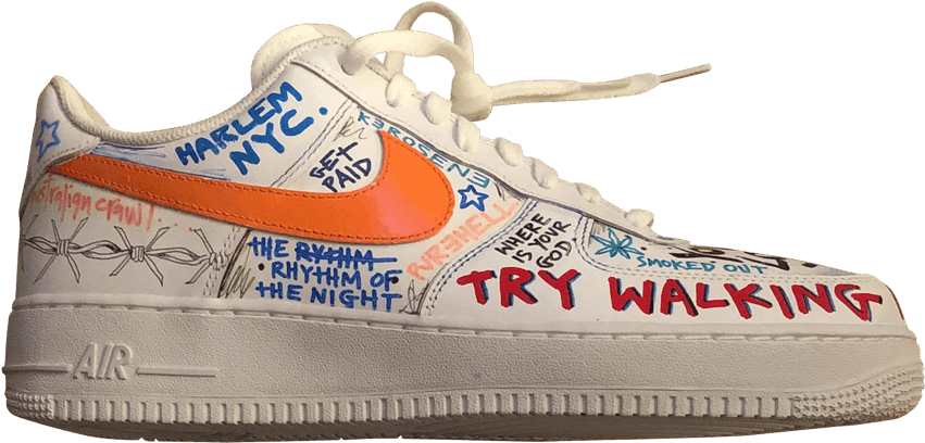客製塗鴉風格運動鞋「哈萊姆紐約市」 壁紙 — 一雙白色Nike Air Force 1波鞋，上面佈滿色彩繽紛的塗鴉風格文字和圖案，背景為黑色。