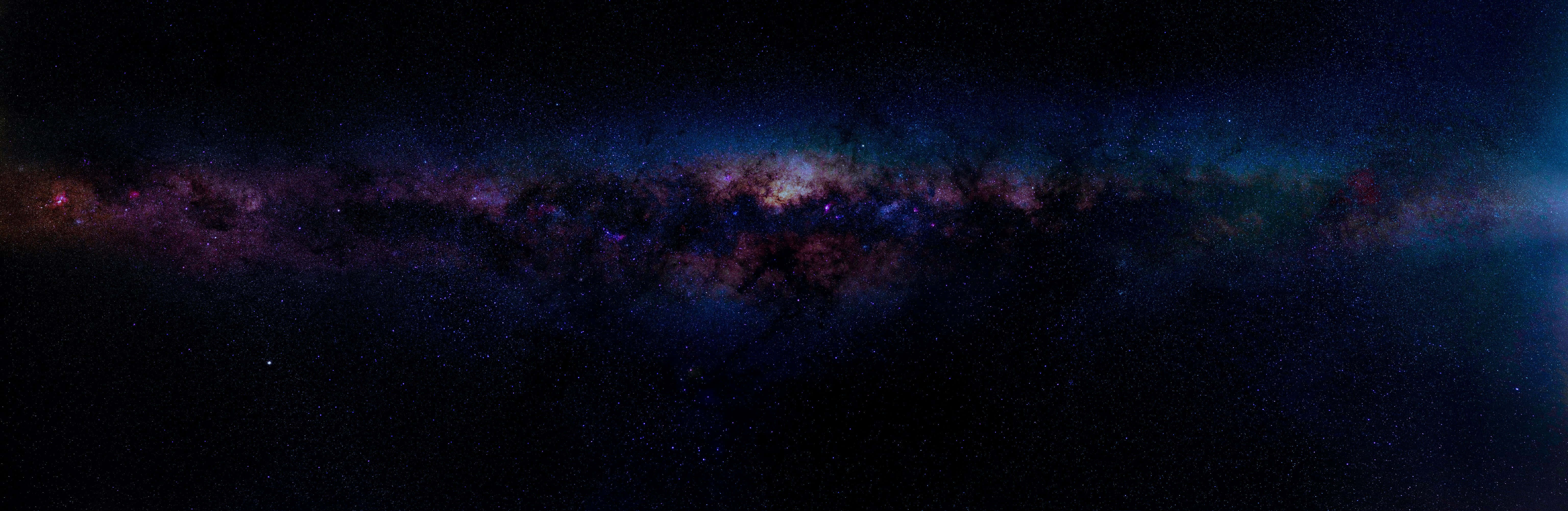 在黑暗的夜空中閃耀著宇宙塵埃和星星的銀河系。