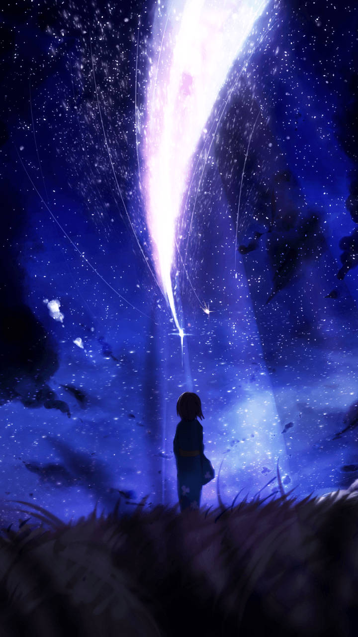 孩子仰望星夜中發光的宇宙光束。
