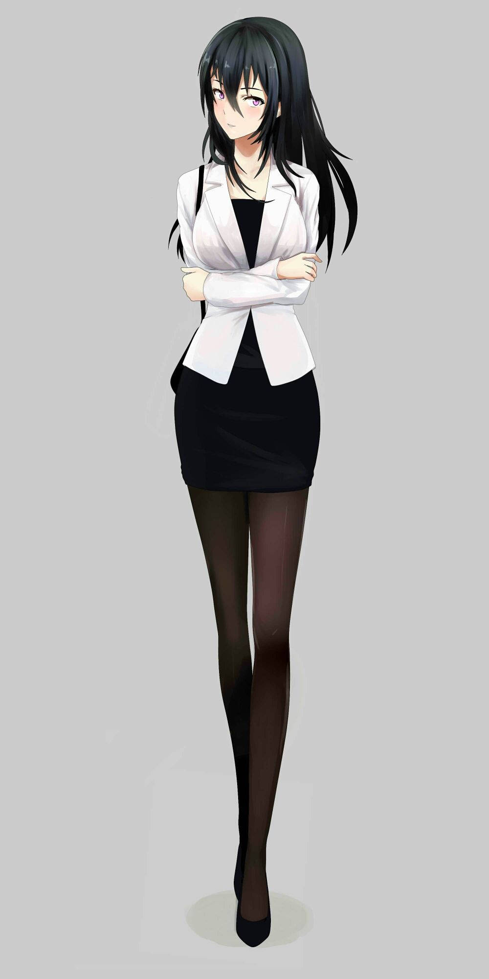 宮浦三緒辦公室服裝 壁紙 — 長黑髮的動漫女性穿著白色西裝外套、黑色裙子和緊身褲，雙臂交叉站在純灰色背景前。