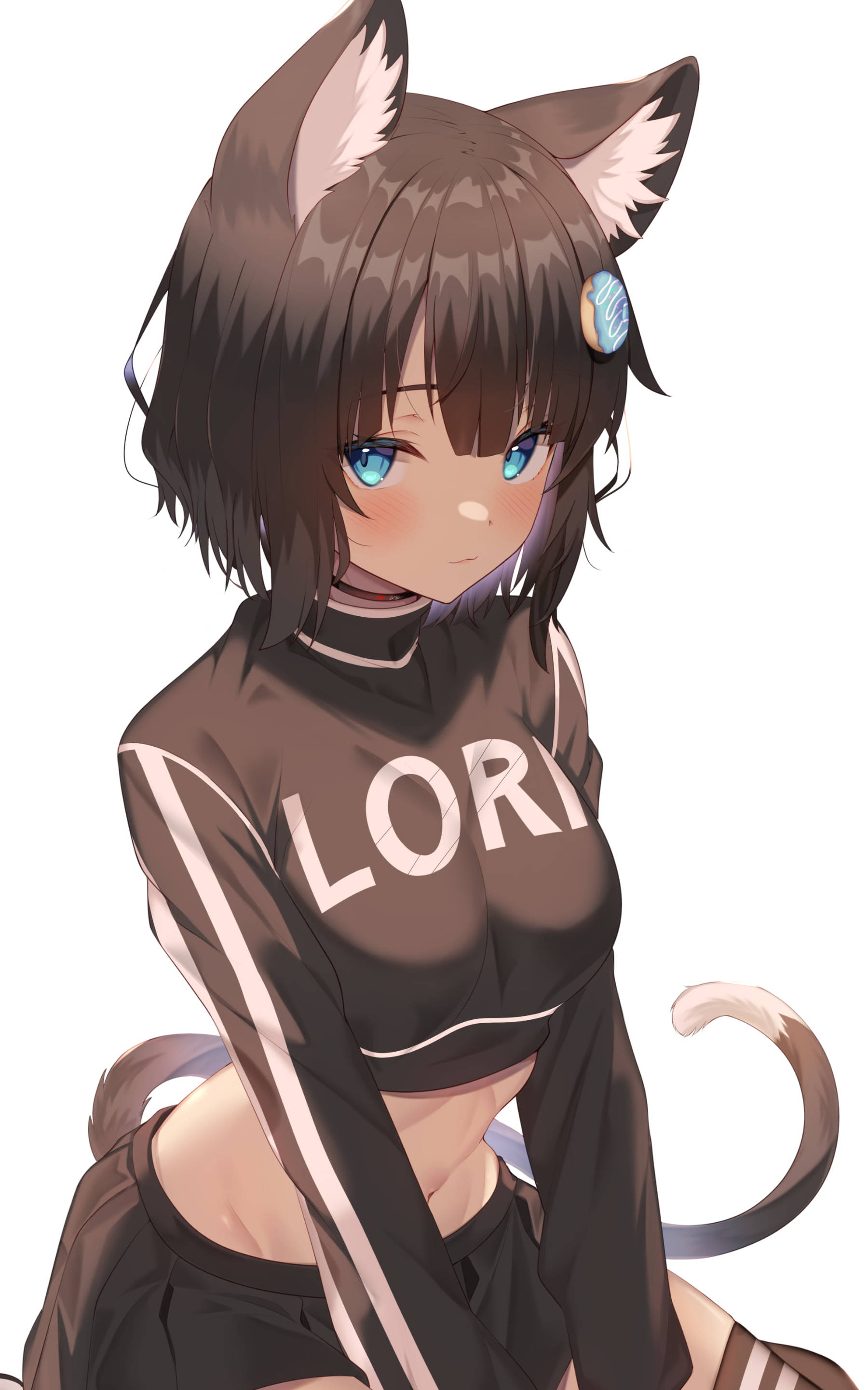 害羞 Ecchi 可愛狗裝 壁紙 — 擁有棕色貓耳和尾巴的動漫女孩，身穿帶有白色條紋和「LORI」文字的棕色短版上衣。