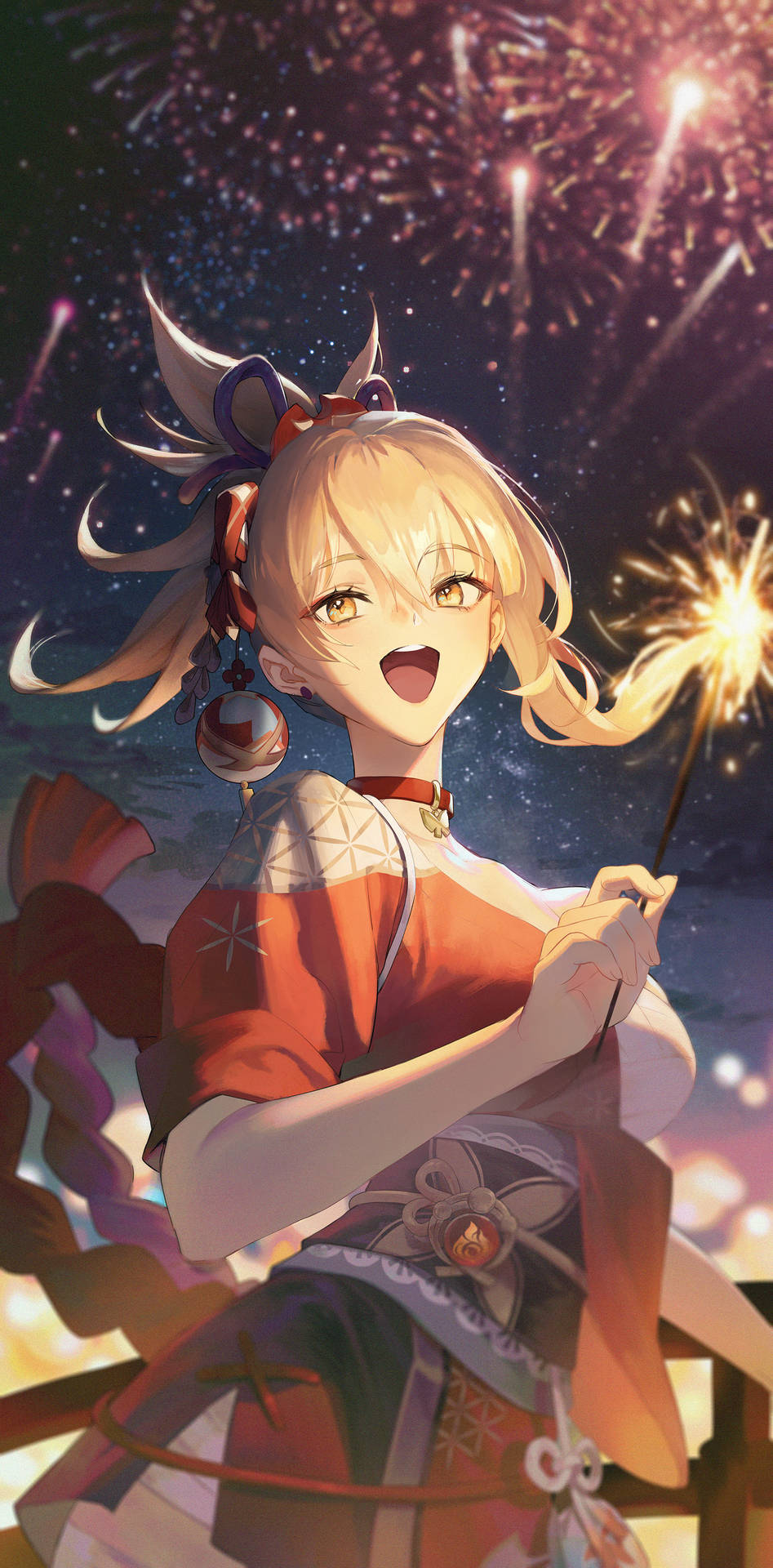 動漫女孩穿紅色和服在煙火下拿著仙女棒。