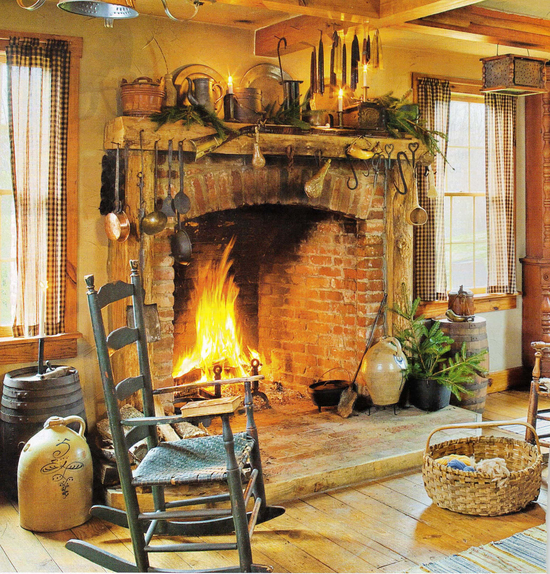 舒適的鄉村風格客廳，配有壁爐和搖椅。