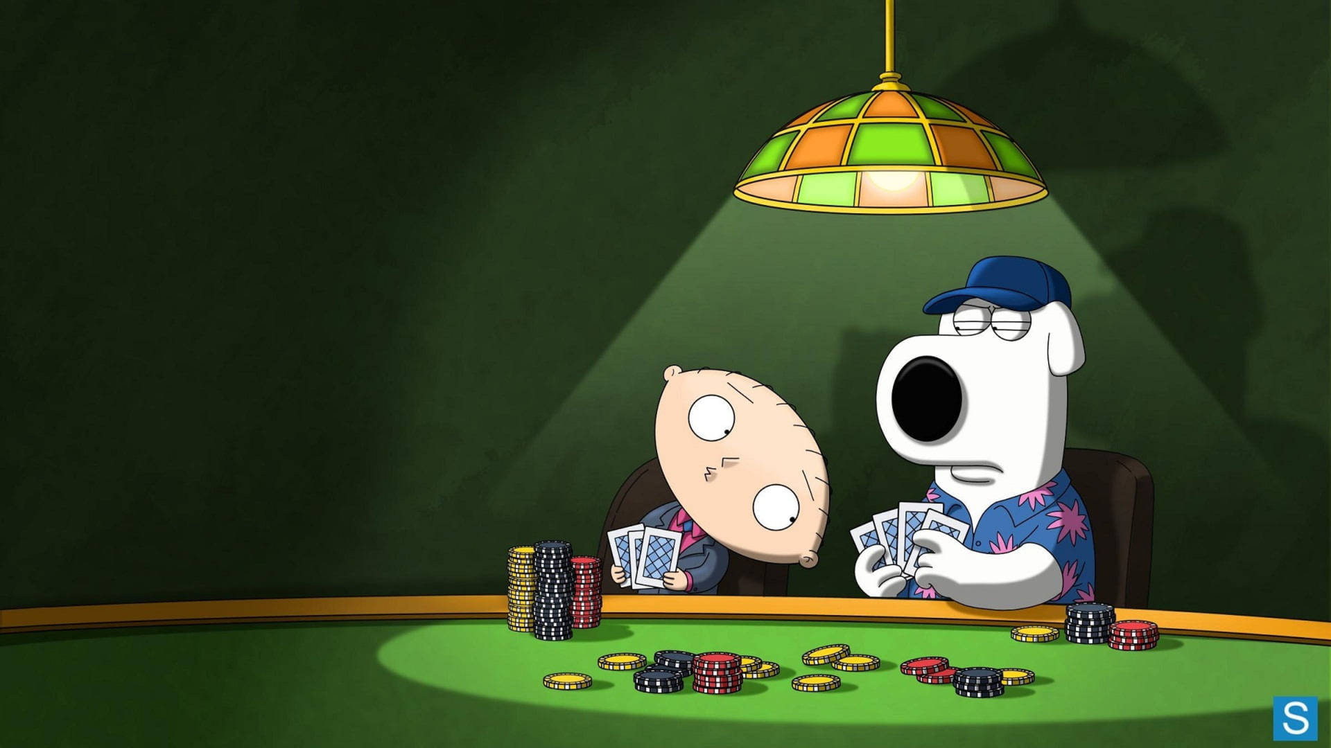 Stewie 和 Brian 在吊燈下玩撲克，桌上放著撲克籌碼。