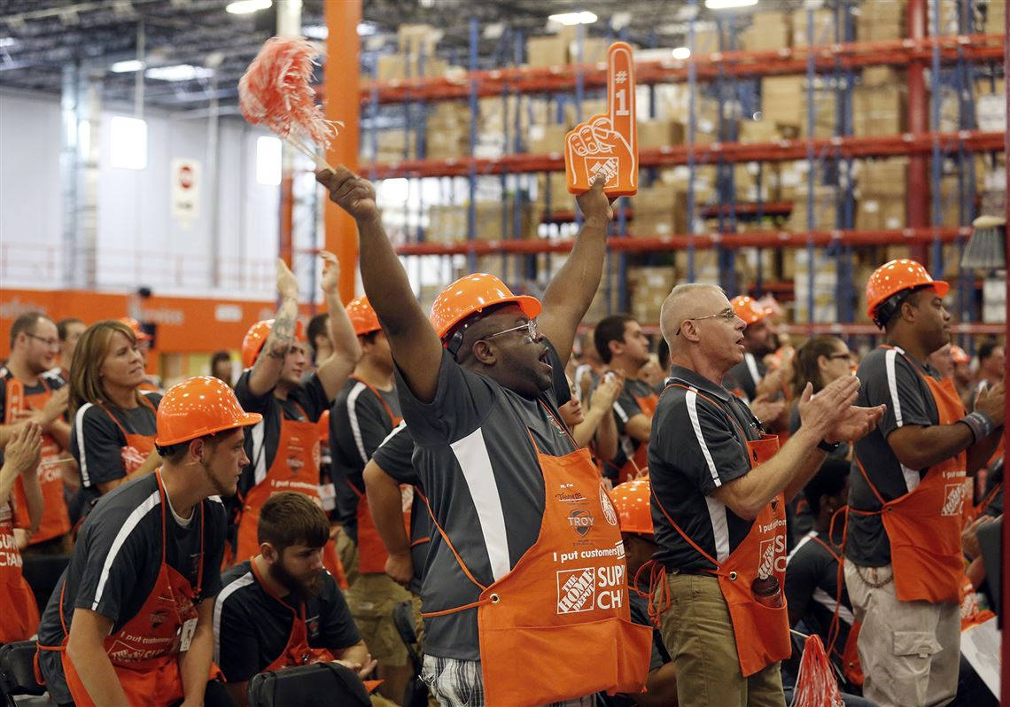 Home Depot 工人在倉庫中揮舞泡棉手指歡呼。