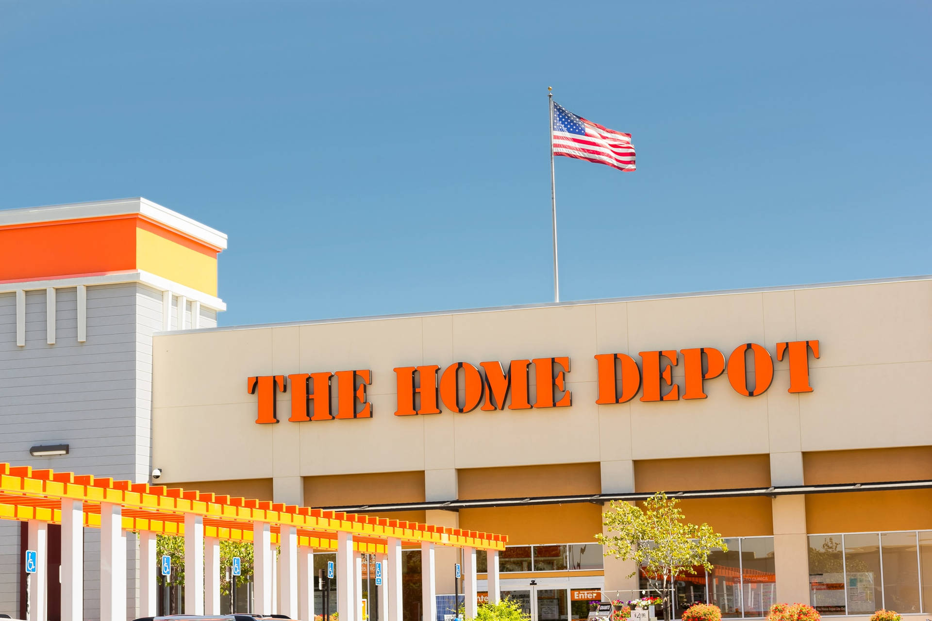 Home Depot商店，美國國旗在晴朗的藍天飛揚。
