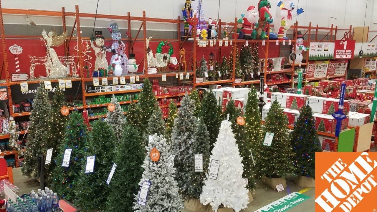 Home Depot 商店通道中展示的聖誕樹和節日裝飾品。