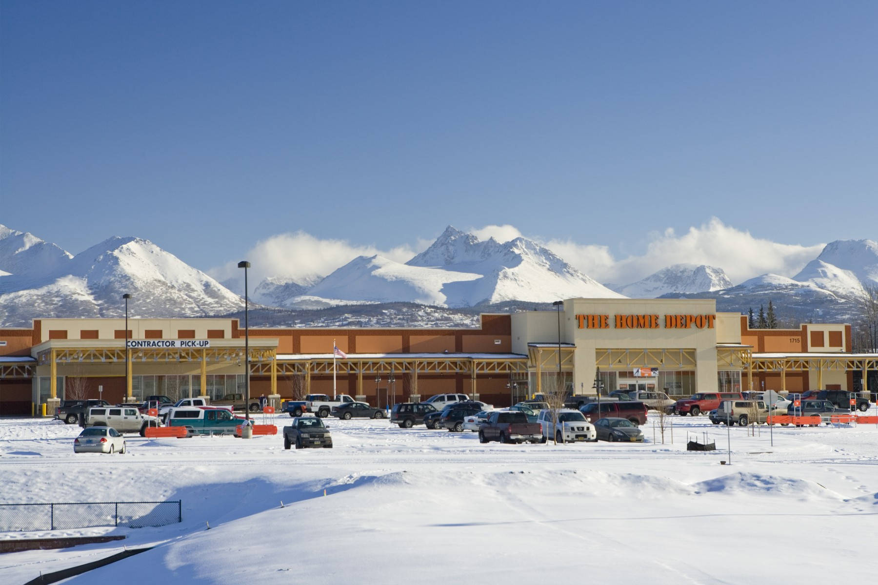 被雪包圍的Home Depot商店，背景有山脈