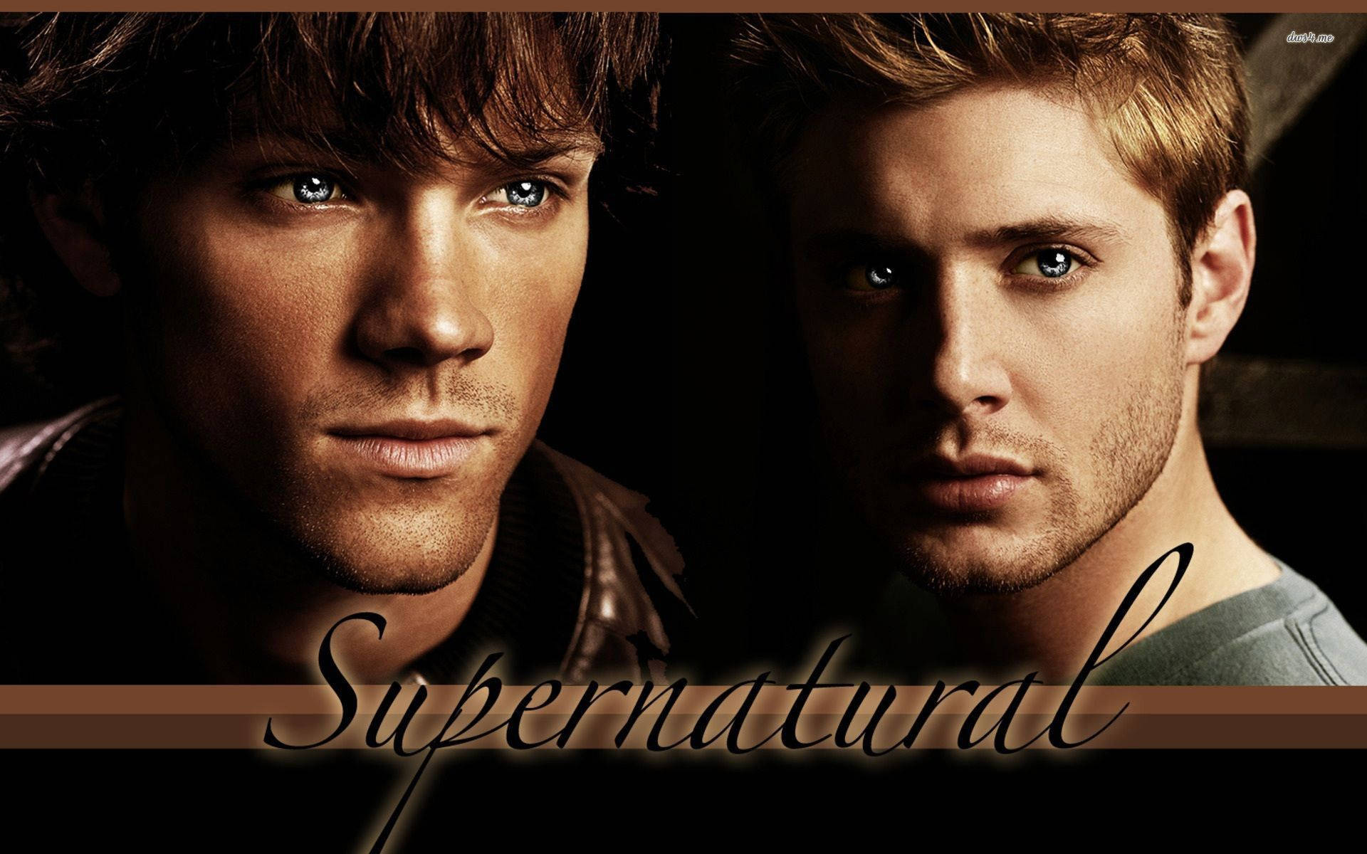 兩個擁有強烈藍眼睛的男人在Supernatural宣傳圖像中向前凝視。