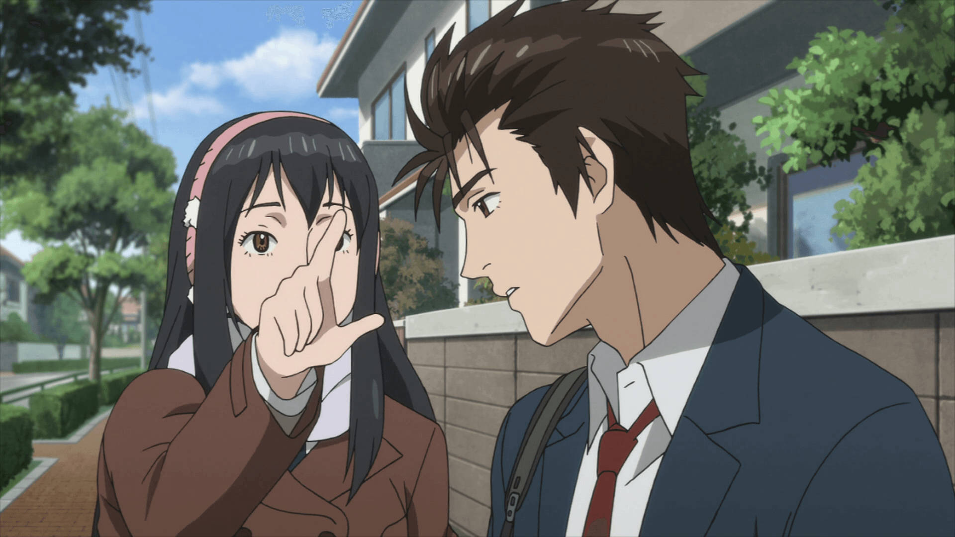 《寄生獸》中的木島香奈與泉新一 壁紙 — 一個年輕的動漫女孩在戶外面對一個穿校服的男孩時，頑皮地遮住自己的眼睛。