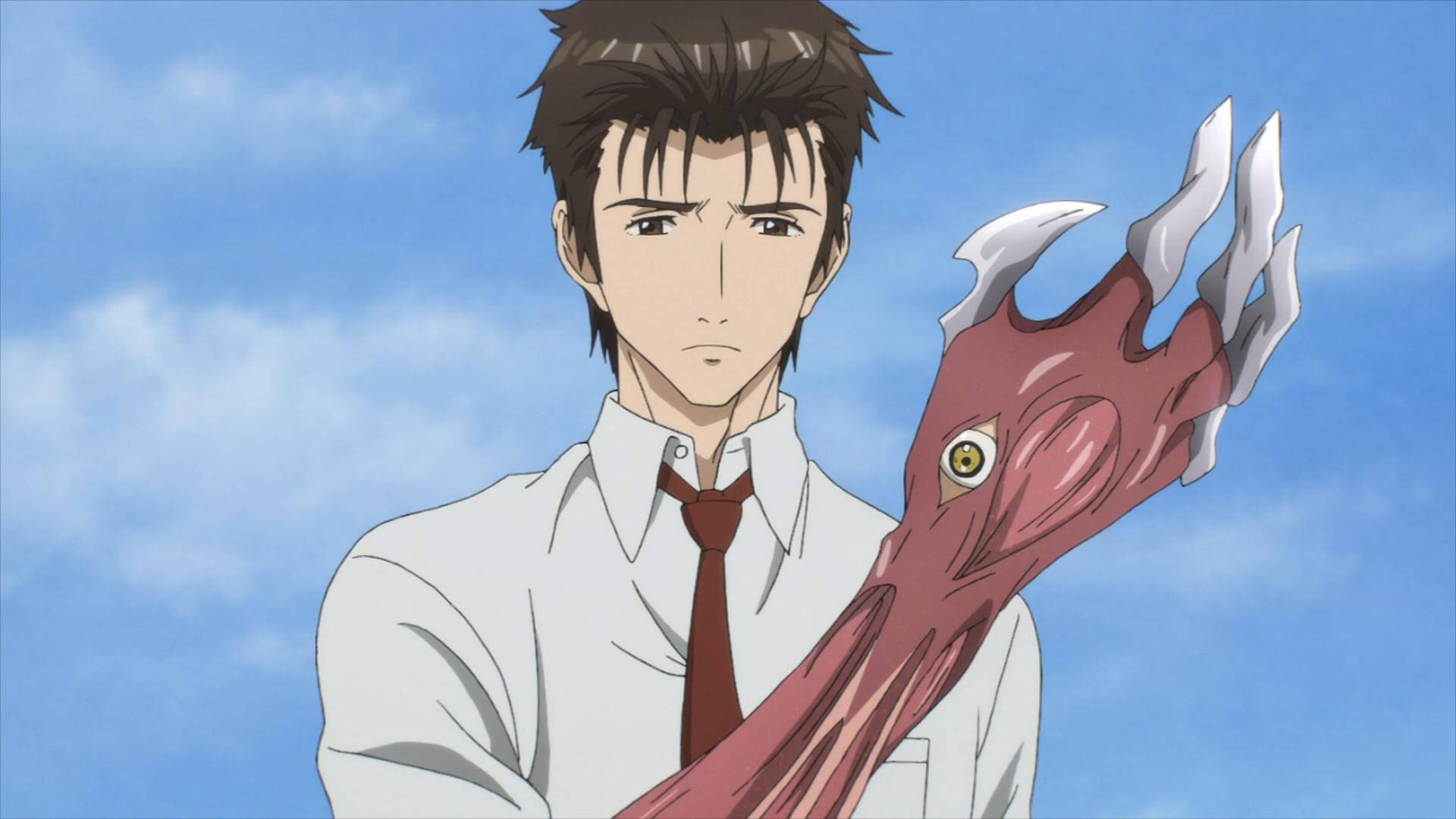 《寄生獸》中的泉新一 壁紙 — 一名身穿白襯衫、打紅領帶的年輕男子，在藍天下舉起一隻帶有爪子和眼睛的怪誕生物機械手臂。