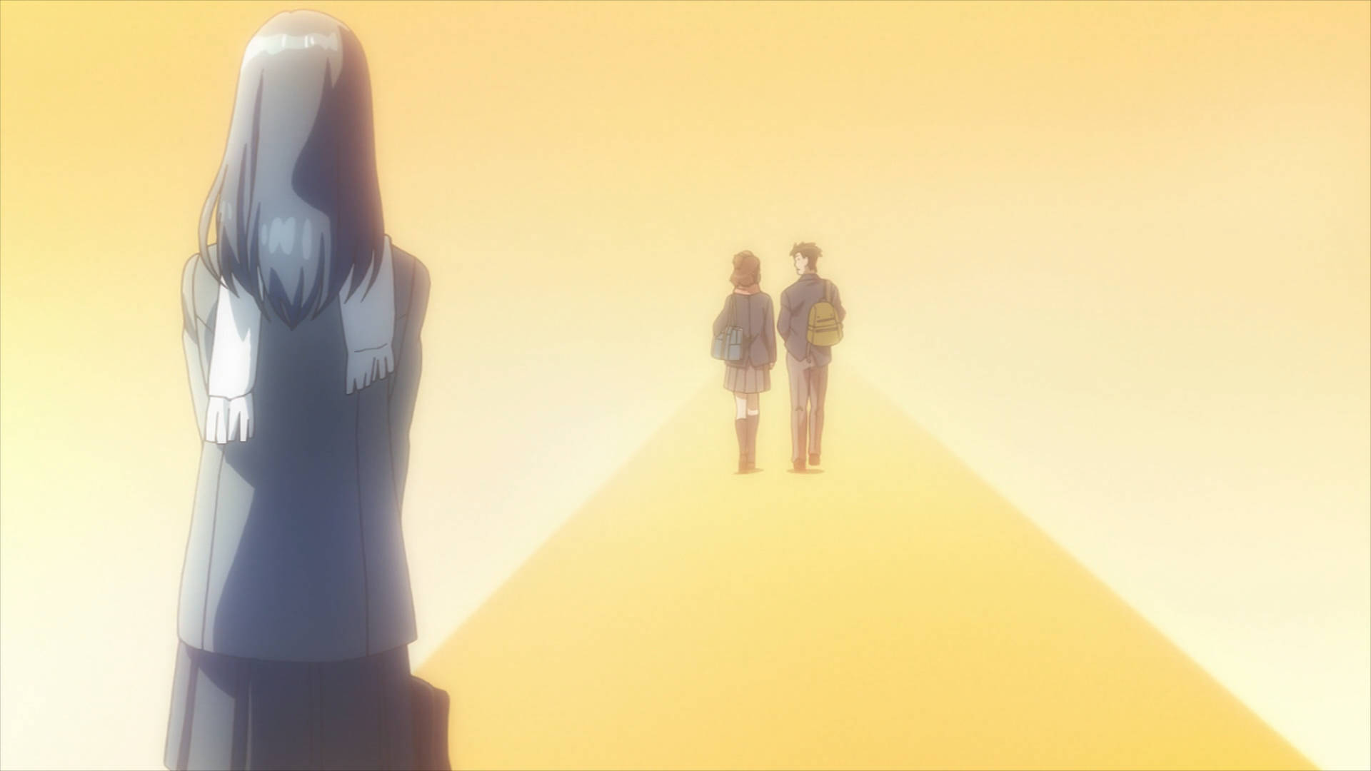 《寄生獸》橙色道路 壁紙 — 一個孤獨的長髮女孩看著兩個學生沿著發光的金色小徑走開，在動漫場景中。
