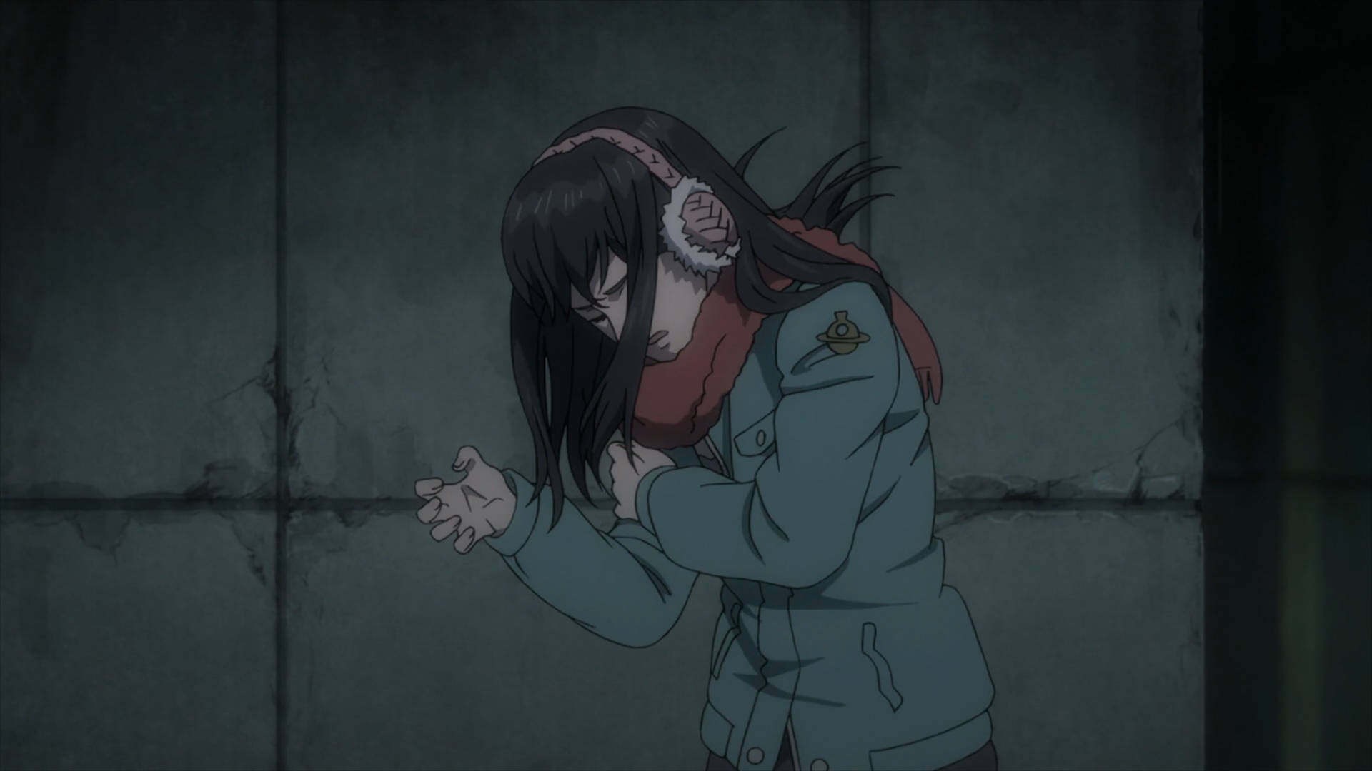 《寄生獸》黑暗場景 壁紙 — 一位黑髮動漫女孩穿著青綠色外套，在昏暗的空間裡，靠著骯髒的混凝土牆，緊抓著胸口。