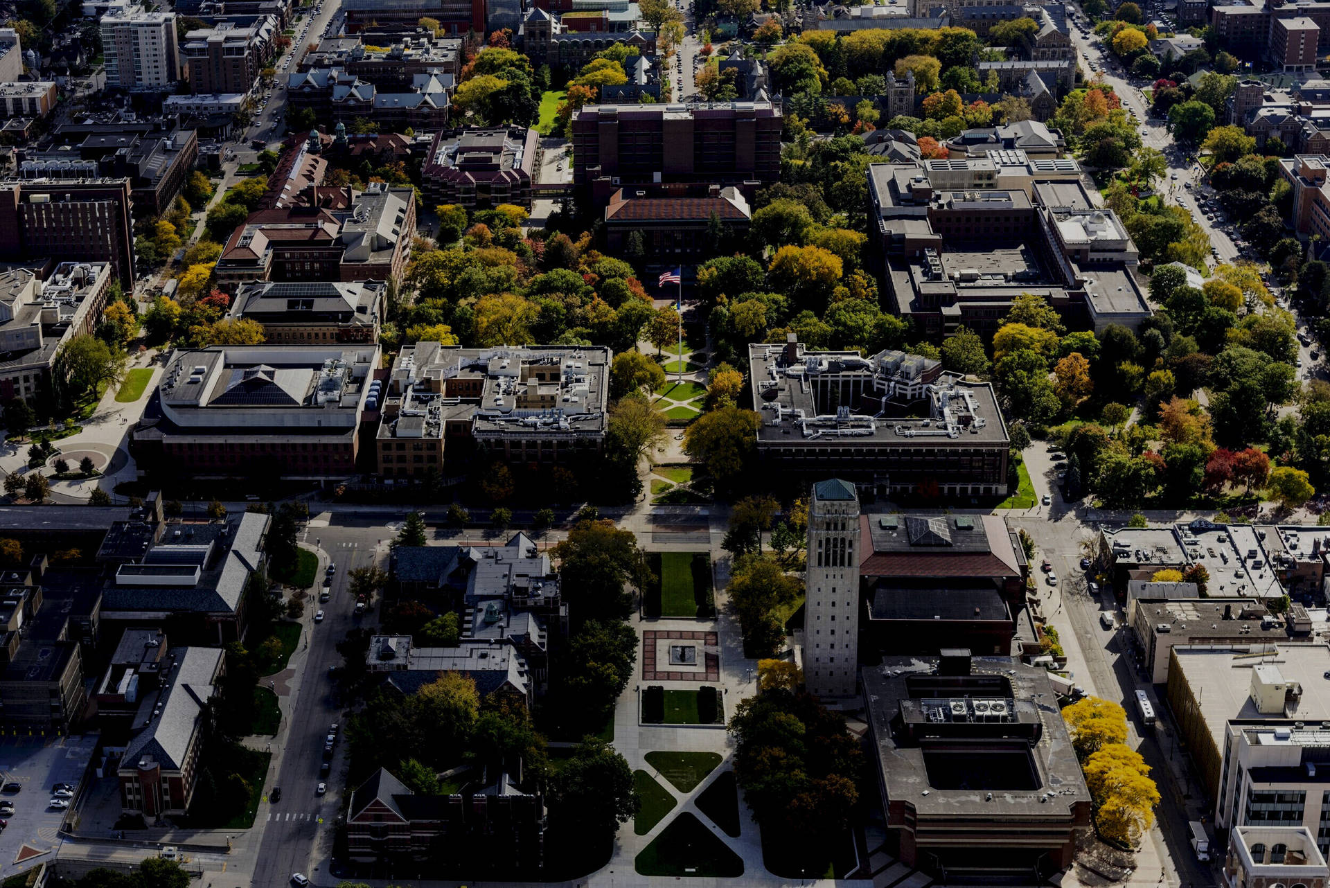 大學校園的鳥瞰圖，有秋天的樹木和歷史建築。
