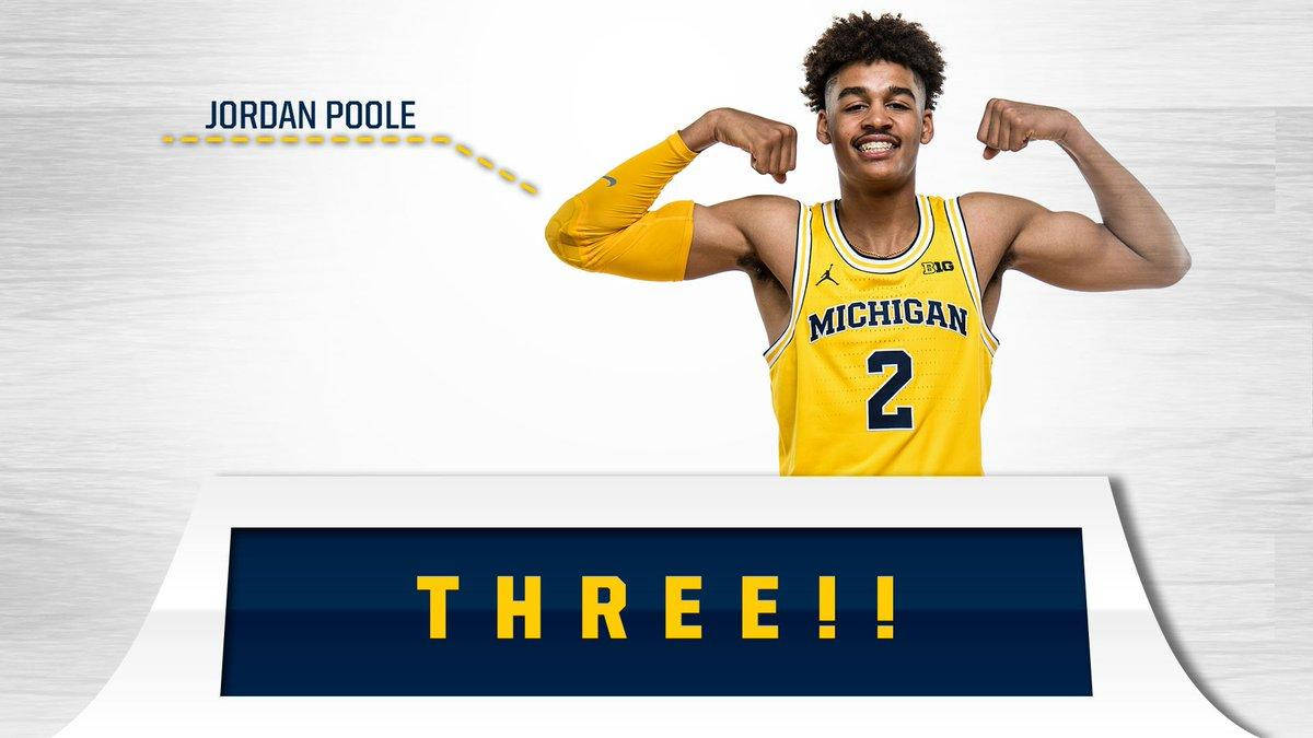 籃球運動員Jordan Poole身穿密歇根球衣展示肌肉，帶有「THREE!!」圖案。