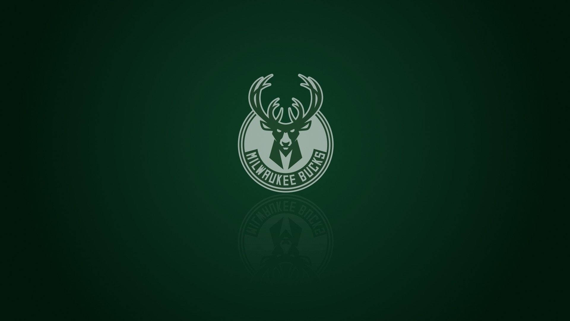 密爾瓦基 Buckers 官方標誌 壁紙 — 白色密爾沃基公鹿標誌在深綠色背景上，下方有微妙倒影。
