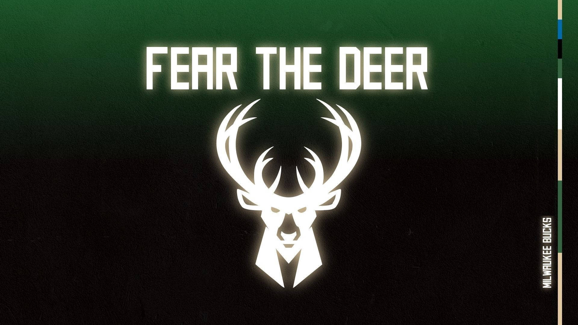 密爾瓦基 Buckers 桌面圖像 壁紙 — 一個發光的白色鹿頭標誌，帶有文字 fear the deer，背景為深綠色漸變。