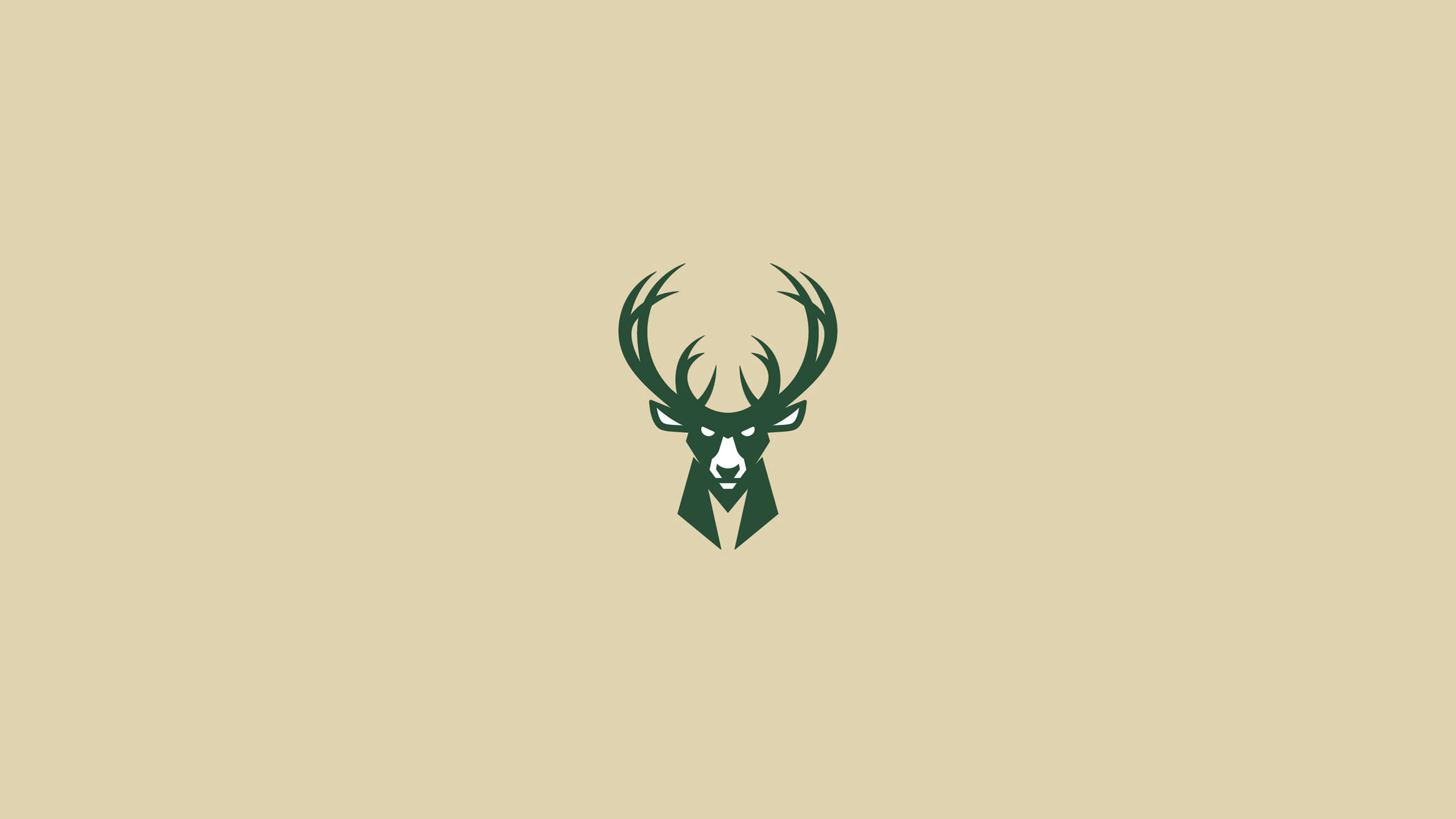 密爾瓦基 Buckers 米色背景 壁紙 — 一個極簡風格的深綠色鹿頭標誌，帶有幾何形狀的鹿角，居中放置在米色背景上。