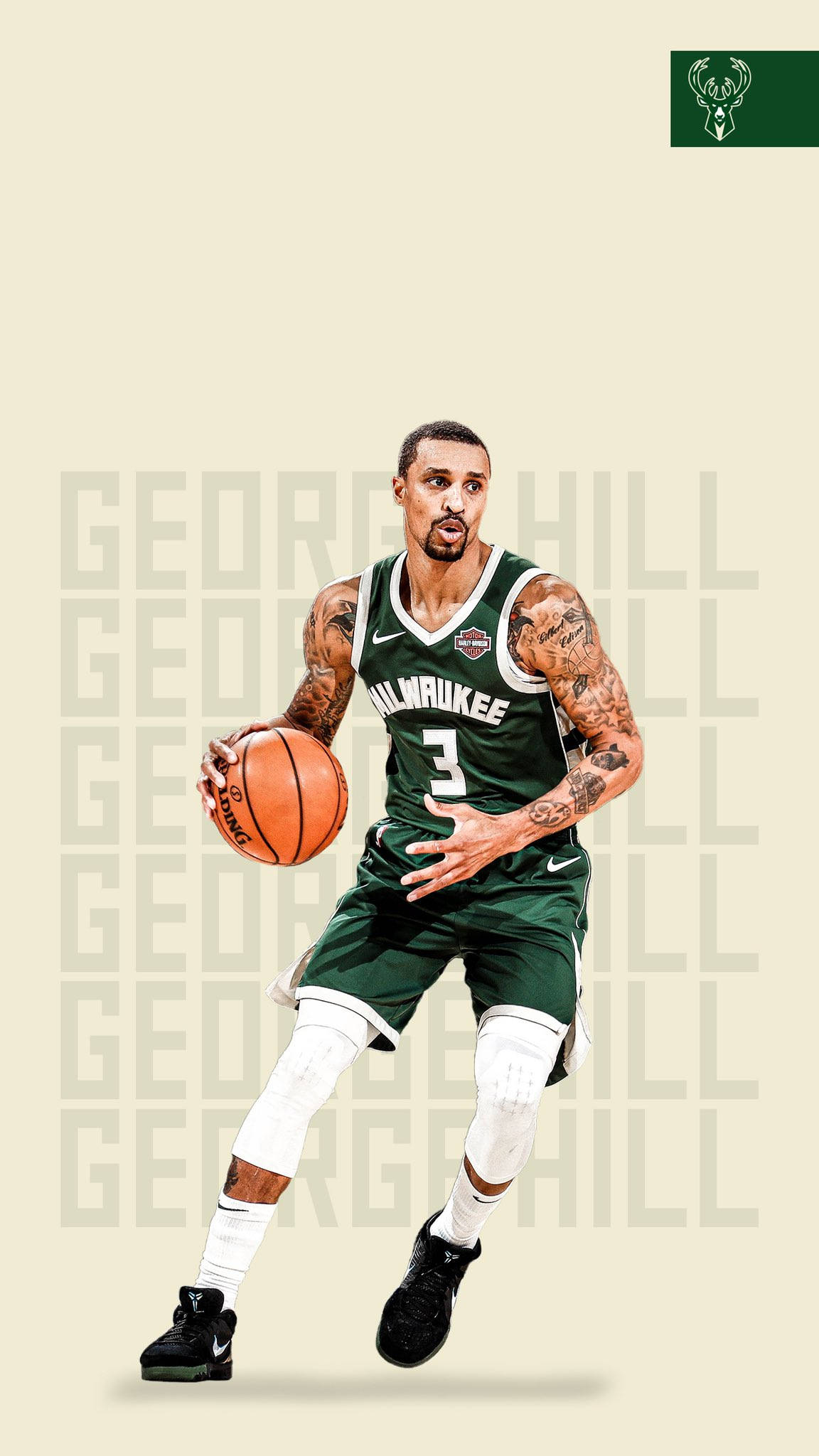 密爾瓦基 Bucks 喬治·希爾 壁紙 — 籃球運動員George Hill身穿密爾沃基公鹿隊綠色球衣，在米色背景上運球，背景重複他的名字。
