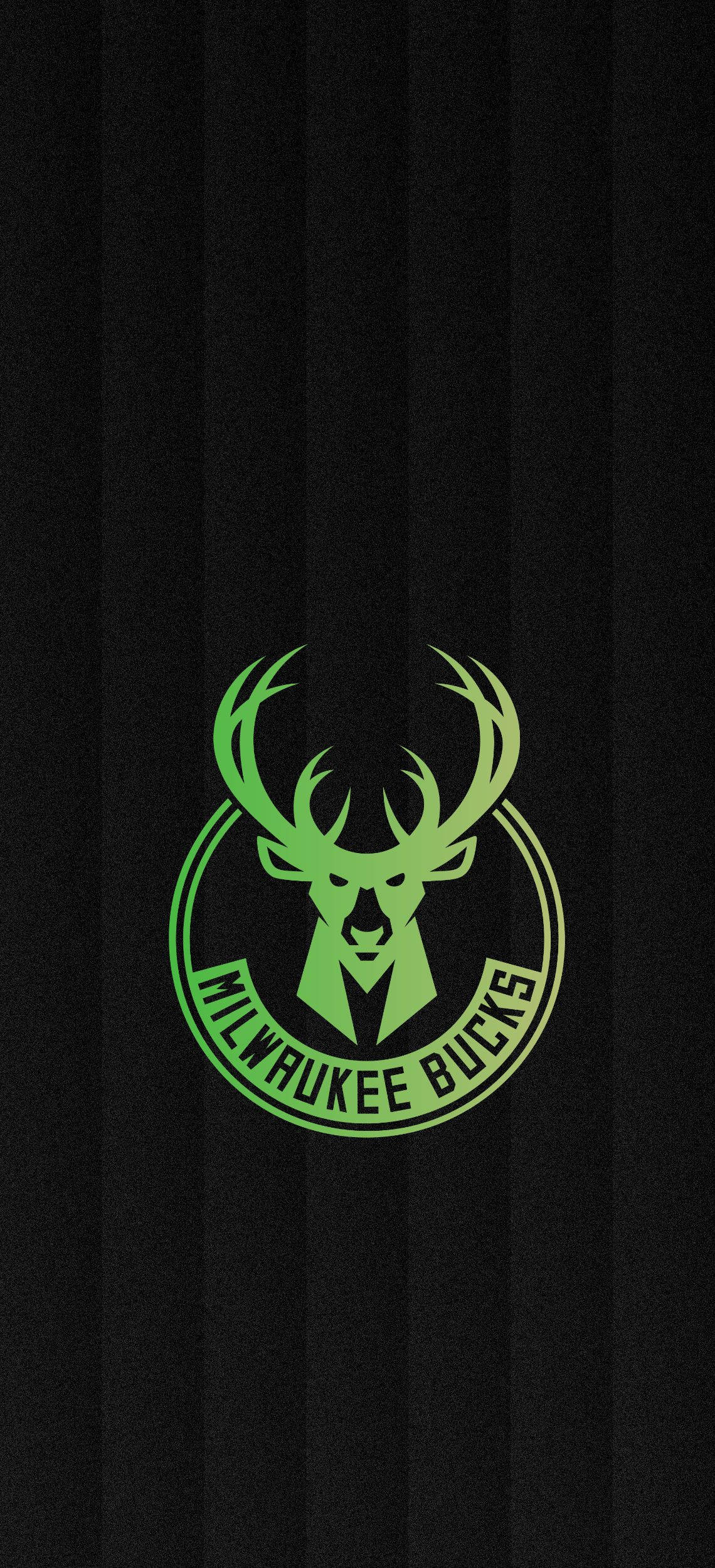 密爾瓦基 bucks 綠色徽章 壁紙 — 一個發光的綠色密爾沃基公鹿標誌，居中於黑色條紋背景上。