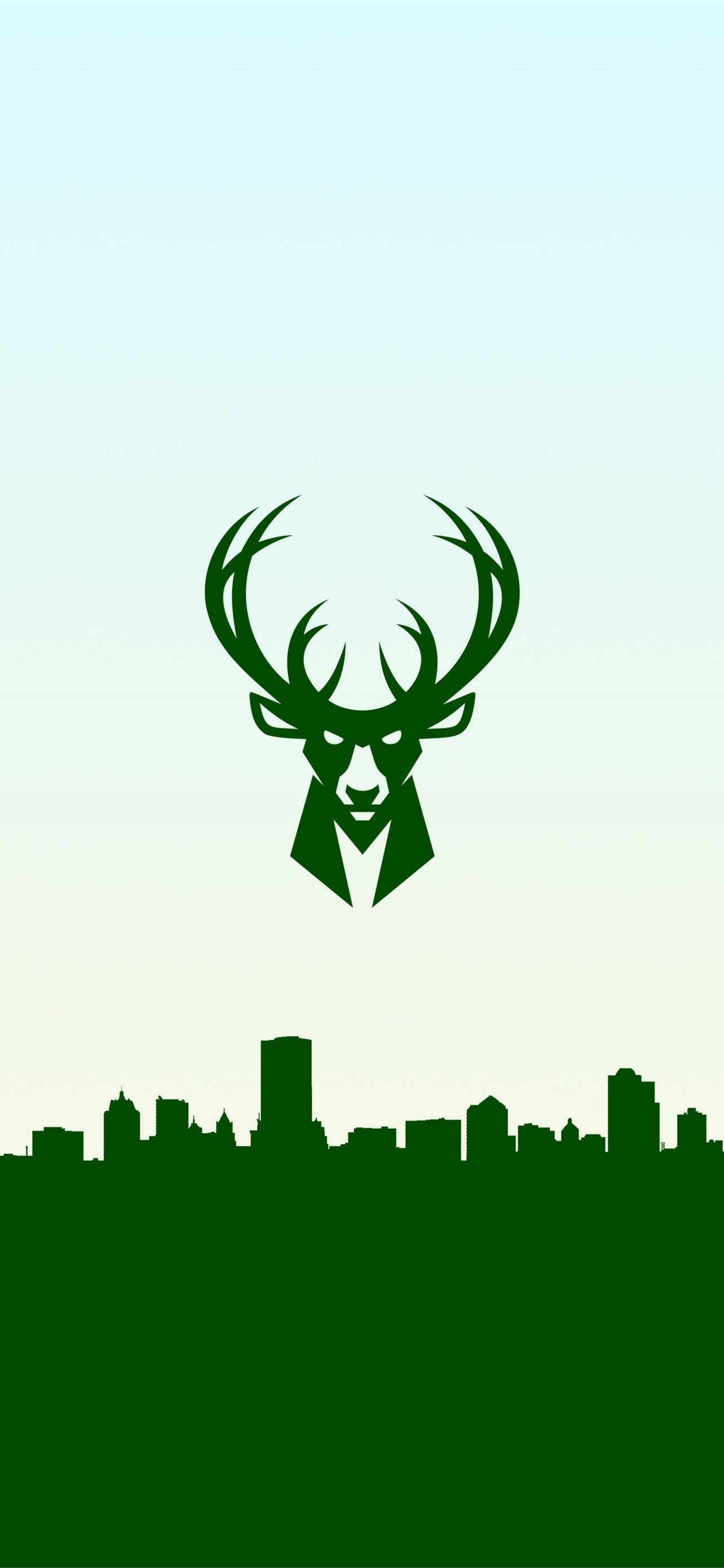 密爾瓦基 Bucks 綠色標誌 壁紙 — 一個綠色鹿頭標誌漂浮在城市天際線之上，背景為漸變天空。