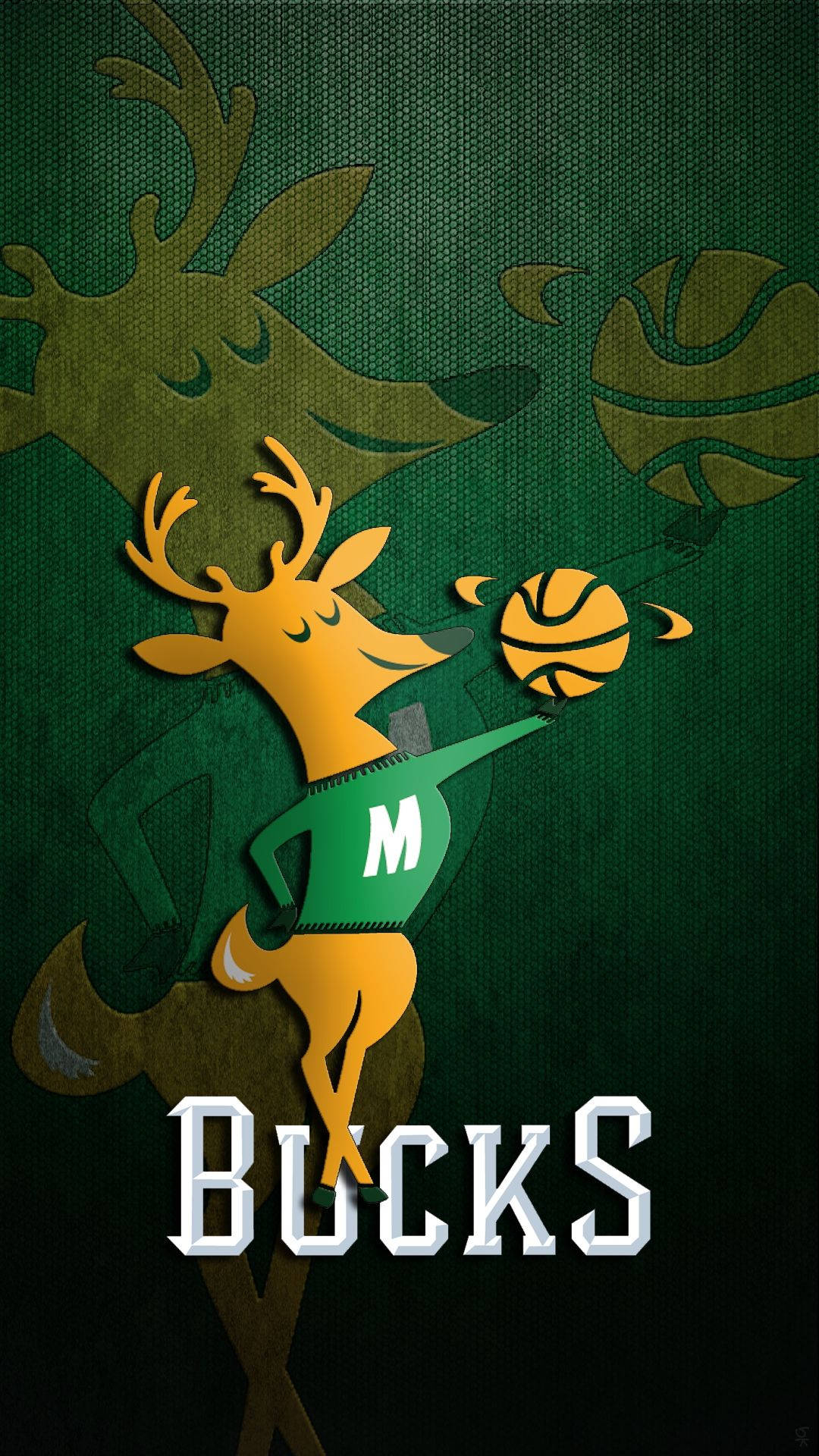 密爾瓦基 bucks 鹿隊標誌吉祥物 壁紙 — 一隻風格化的金色鹿穿著綠色球衣，在深綠色紋理背景上運球，背景有模糊的鹿和球剪影。