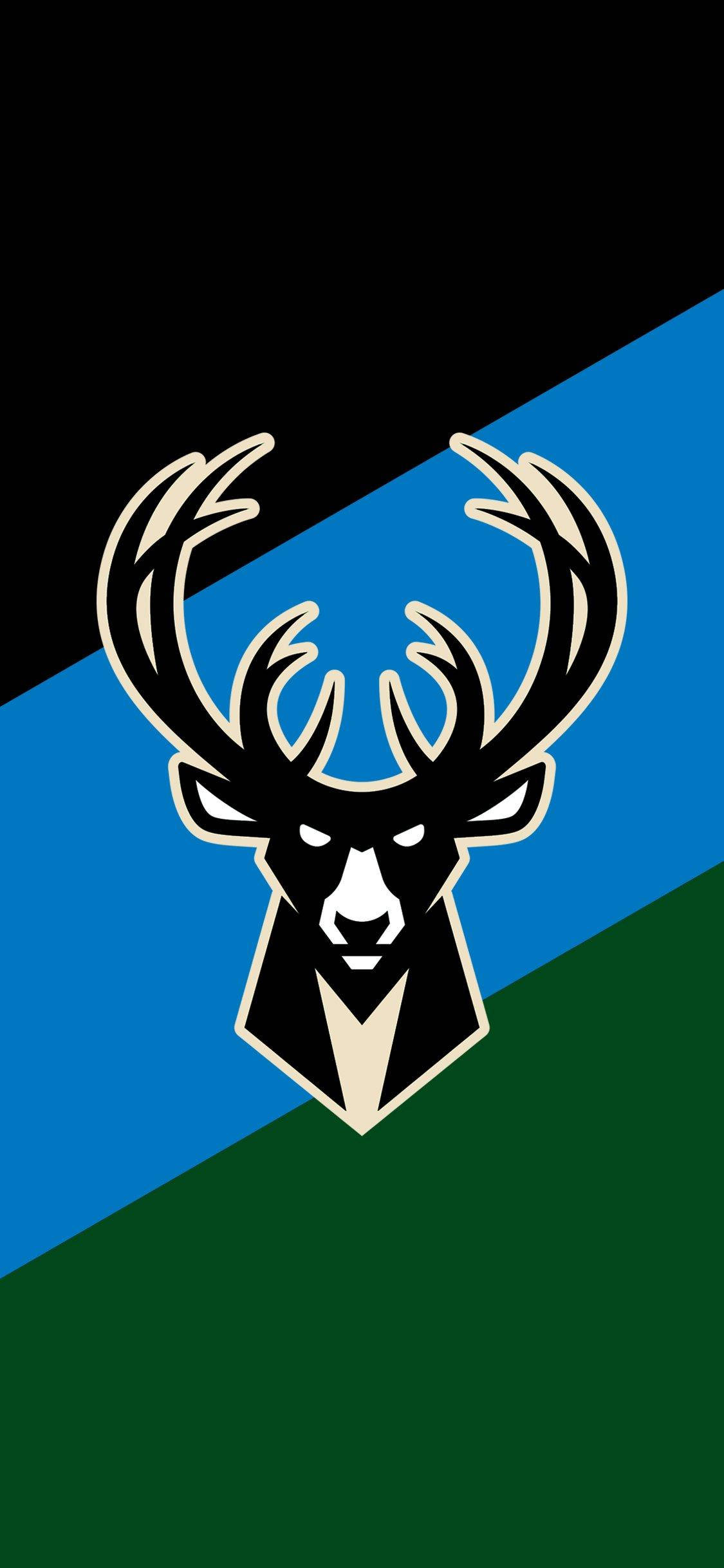 密爾瓦基 bucks 黑色標誌 壁紙 — 一個大膽的黑白鹿頭標誌，帶有奶油色輪廓，居中在對角線的藍色和綠色背景上。