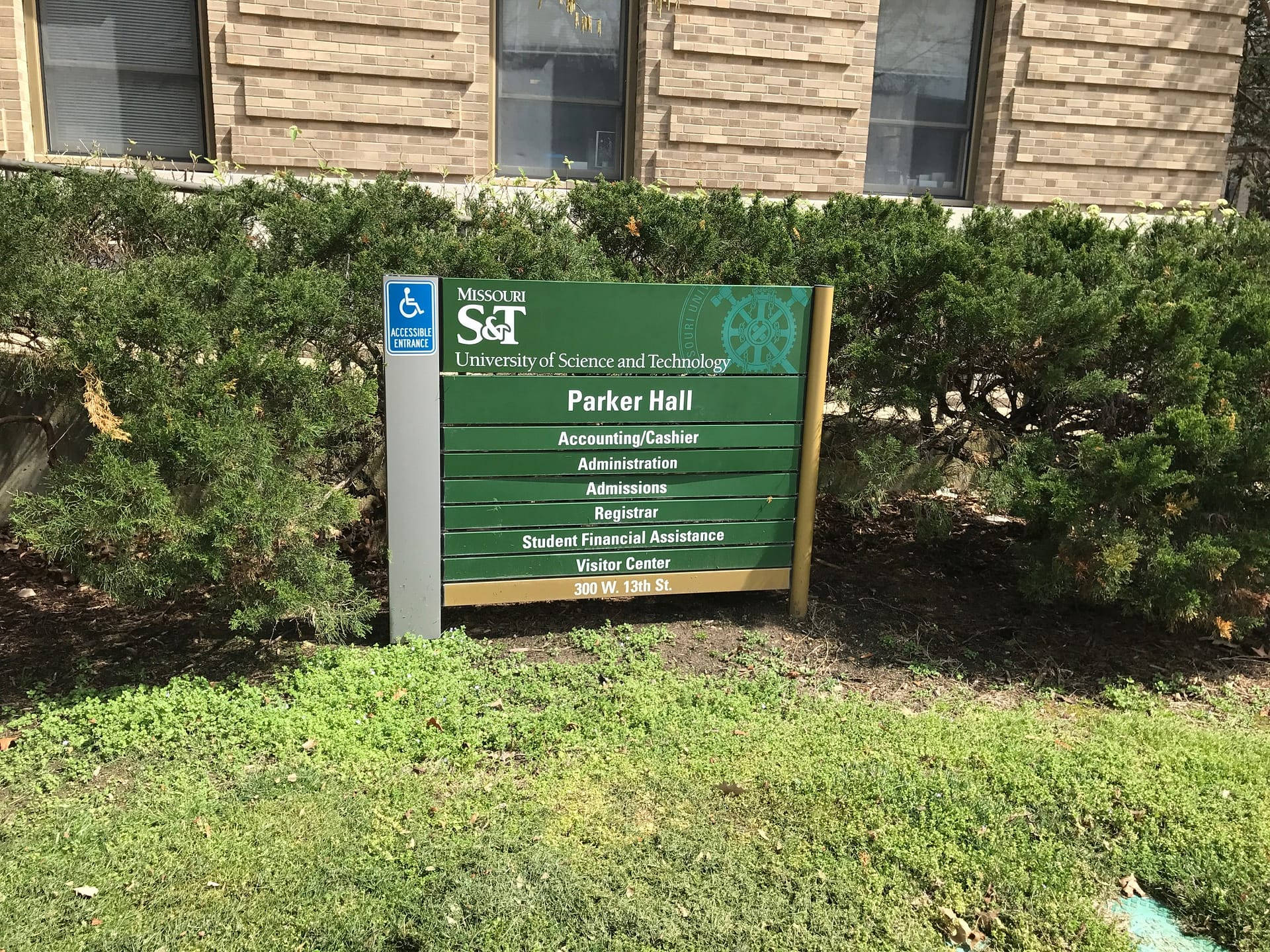 密蘇里科技大學帕克廳的綠色校園標誌。