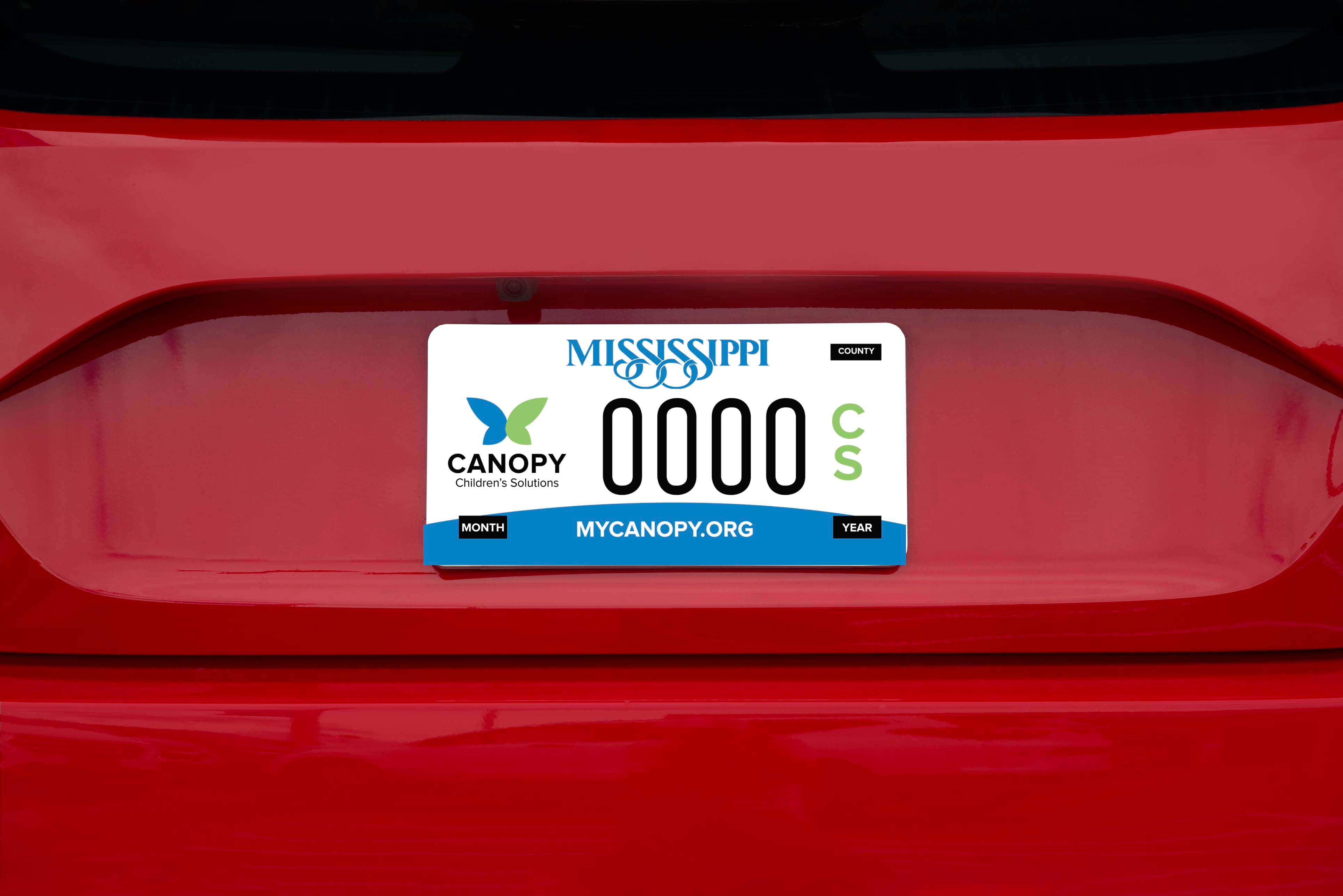 Car License Plate 桌布 壁紙 — 密西西比州車牌的特寫，車牌上寫著 0000 CS，安裝在光亮的紅色汽車後備箱上。