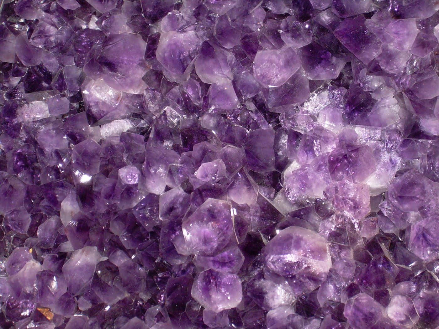 Amethyst 桌布 壁紙 — 密集嘅閃亮紫色紫水晶晶體，帶有銳利刻面同半透明薰衣草色調。