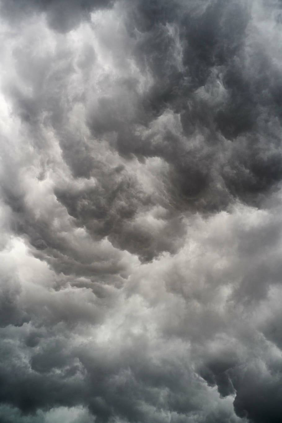 雲朵 桌布 壁紙 — 密集旋轉的風暴雲以戲劇性的灰階色調，充滿不祥紋理和深度的天空。