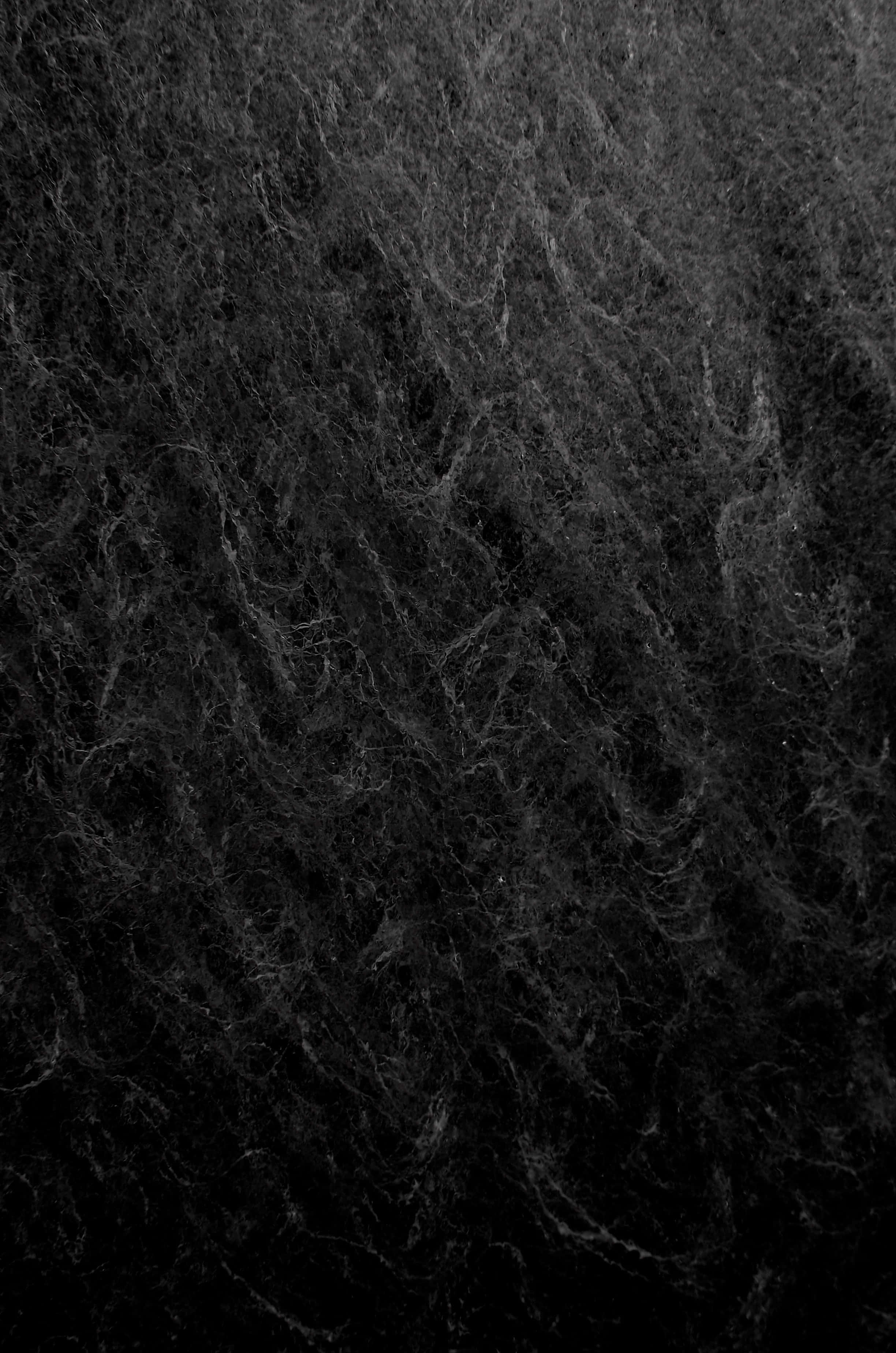 Black And White Texture 桌布 壁紙 — 密集深灰色纖維質感的特寫，帶有微妙的燈光變化，營造出柔和的有機圖案。