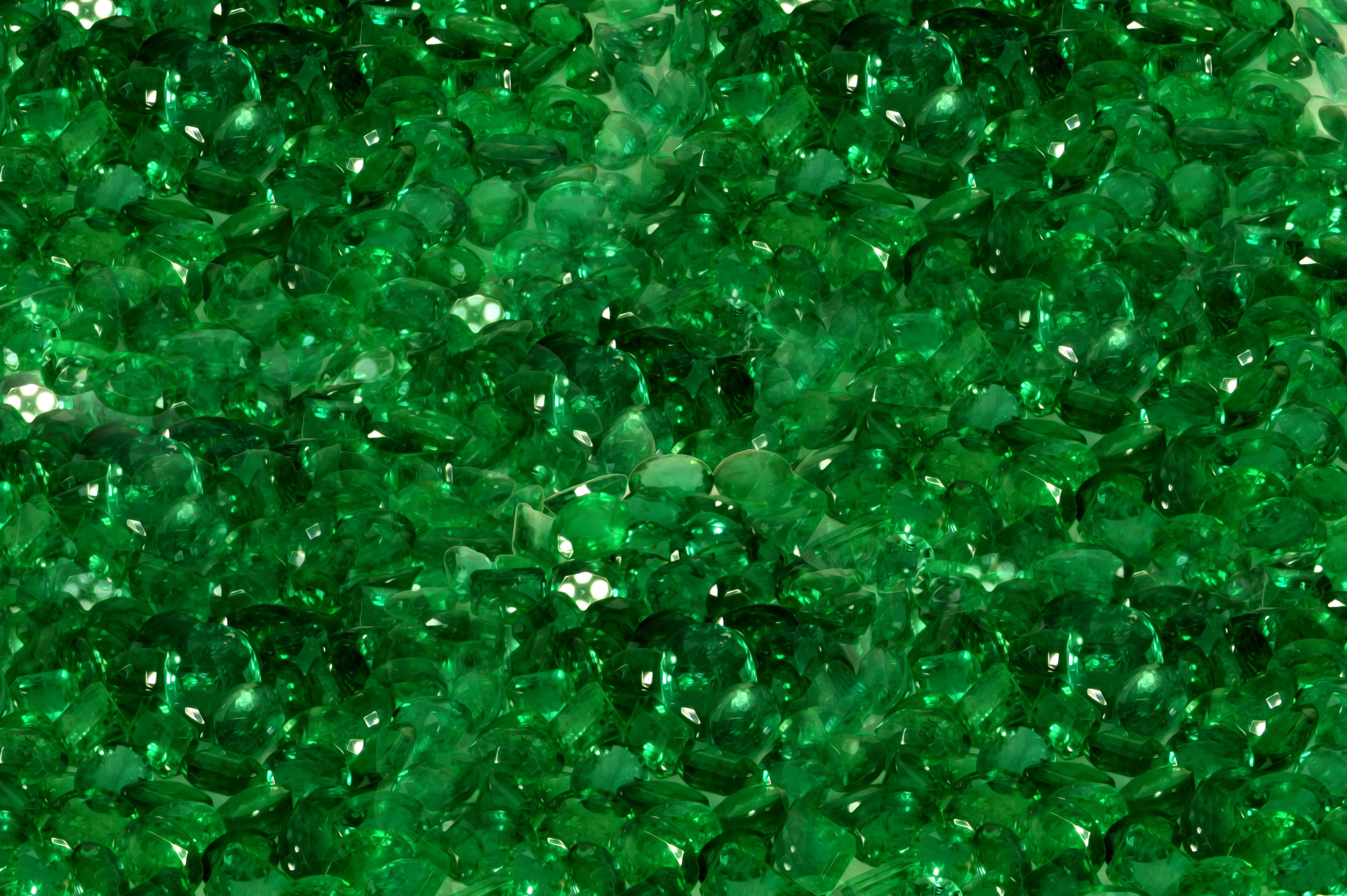 Gemstone 桌布 壁紙 — 密集的刻面祖母綠色玻璃珠捕捉明亮的光線反射。