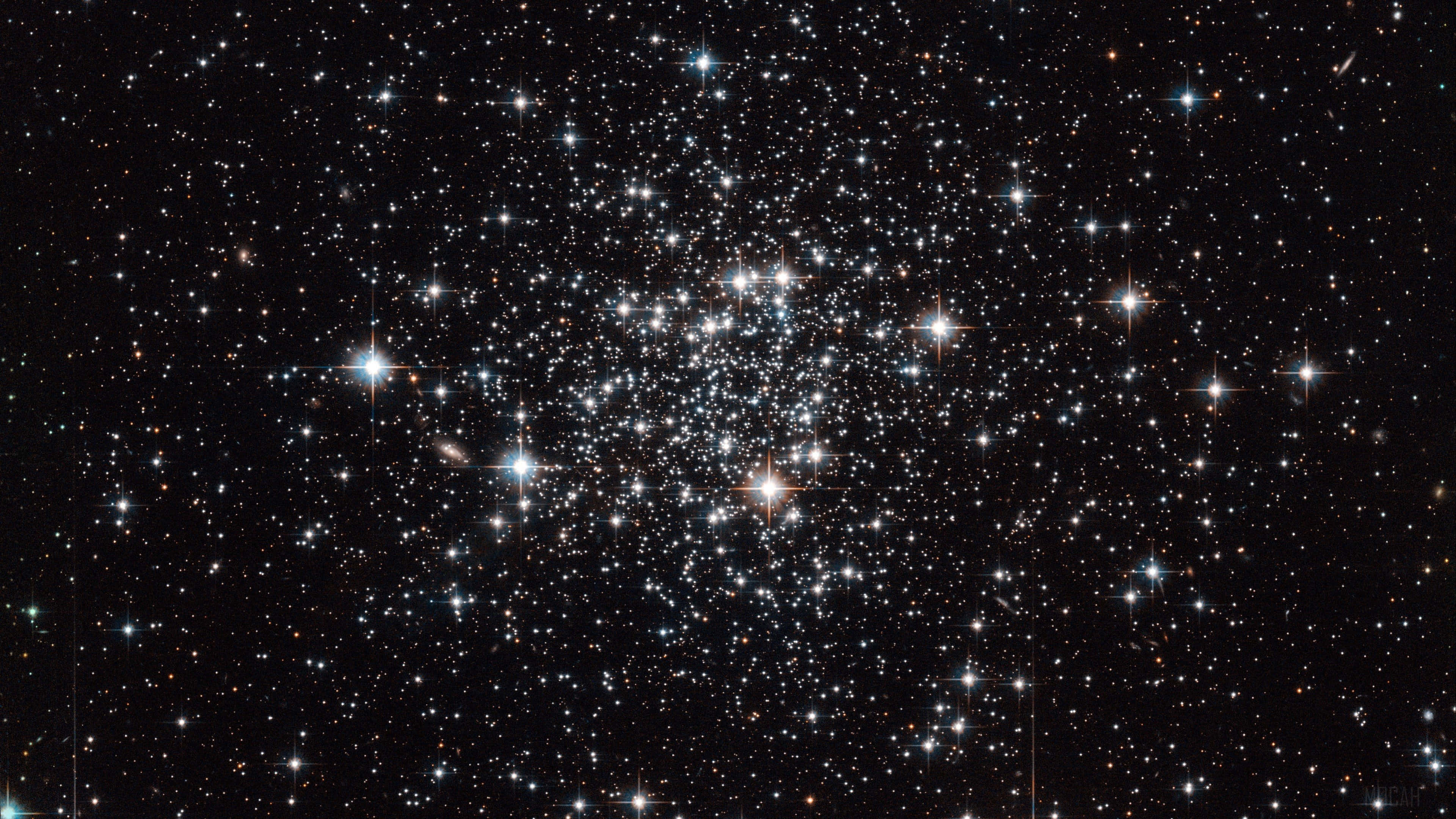 Star Cluster 桌布 壁紙 — 密集的璀璨星團在充滿遙遠天體的深邃黑色宇宙虛空中閃爍。