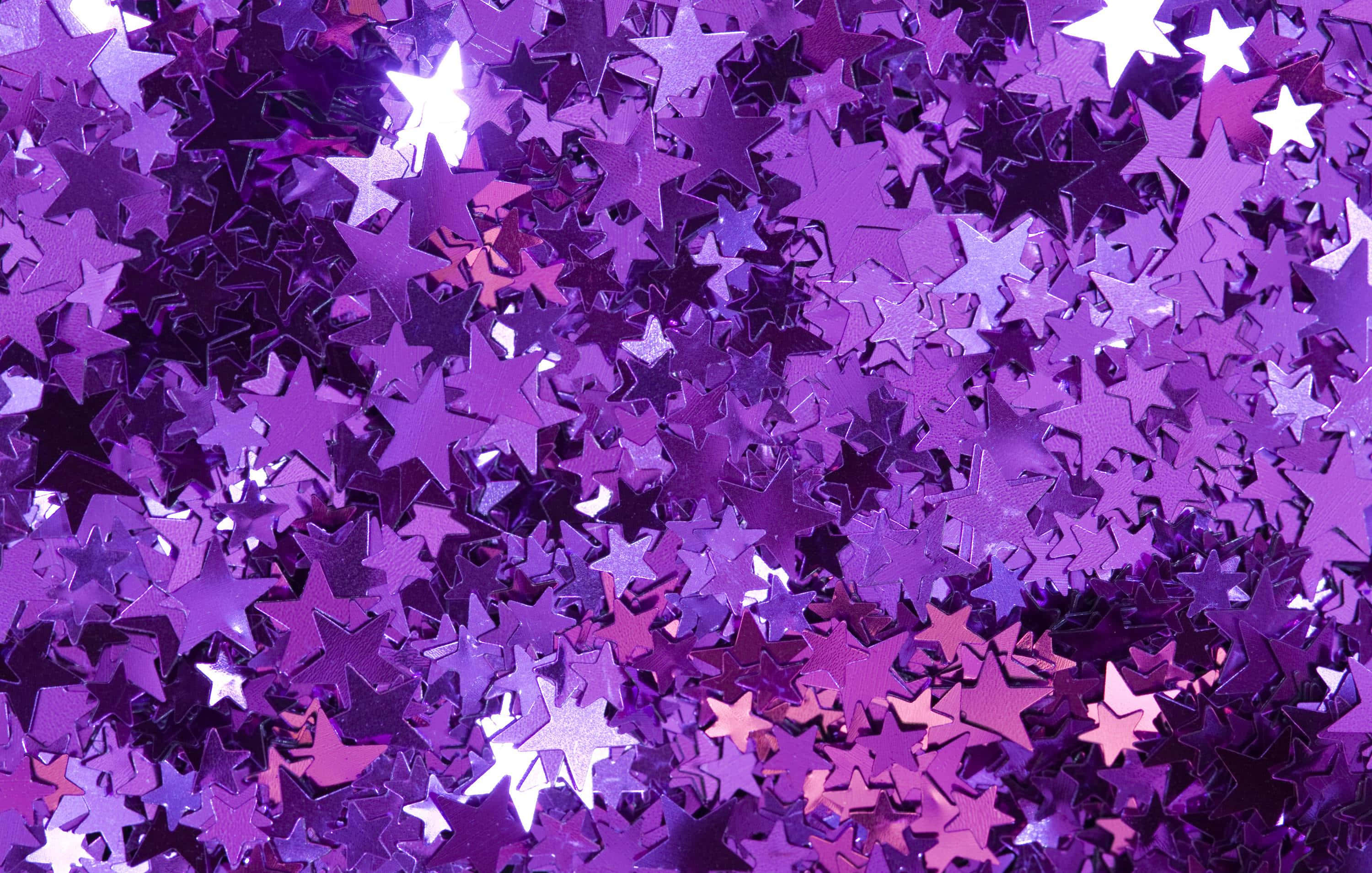 Aesthetic Star 桌布 壁紙 — 密集的閃爍紫色和銀色星形紙屑營造出節日氣氛和閃閃發光的質感。