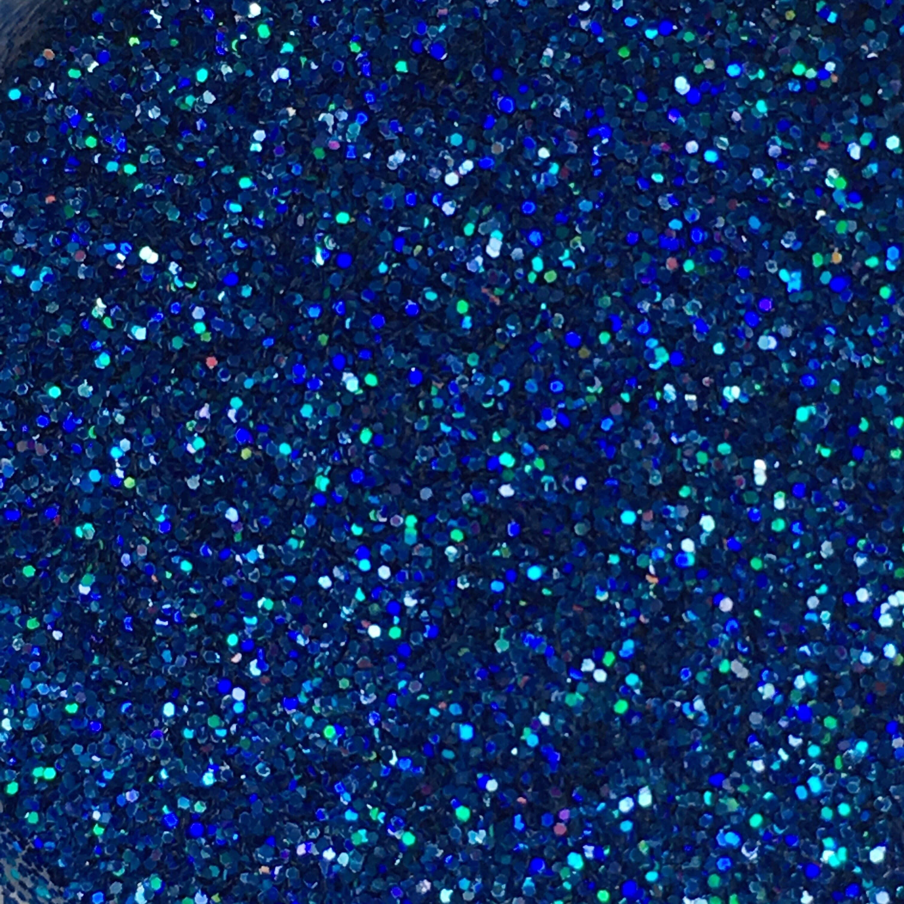 Sapphire Blue 桌布 壁紙 — 密集的閃爍藍色和藍綠色閃粉粒子，在光線下形成閃閃發光的瀑布效果。