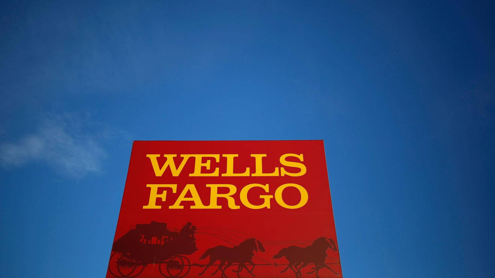 紅色Wells Fargo銀行標誌，帶有黃色文字和馬車剪影，襯托在藍天下。