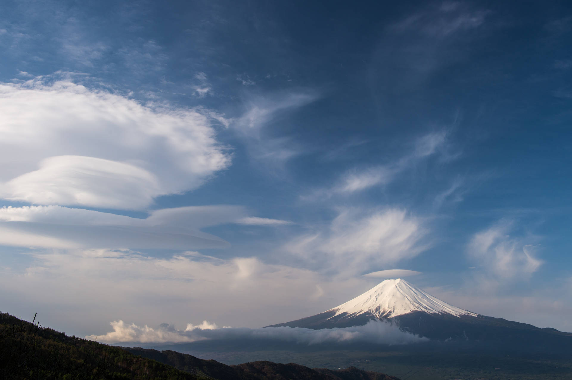 有透鏡狀雲的天空下的雪白富士山