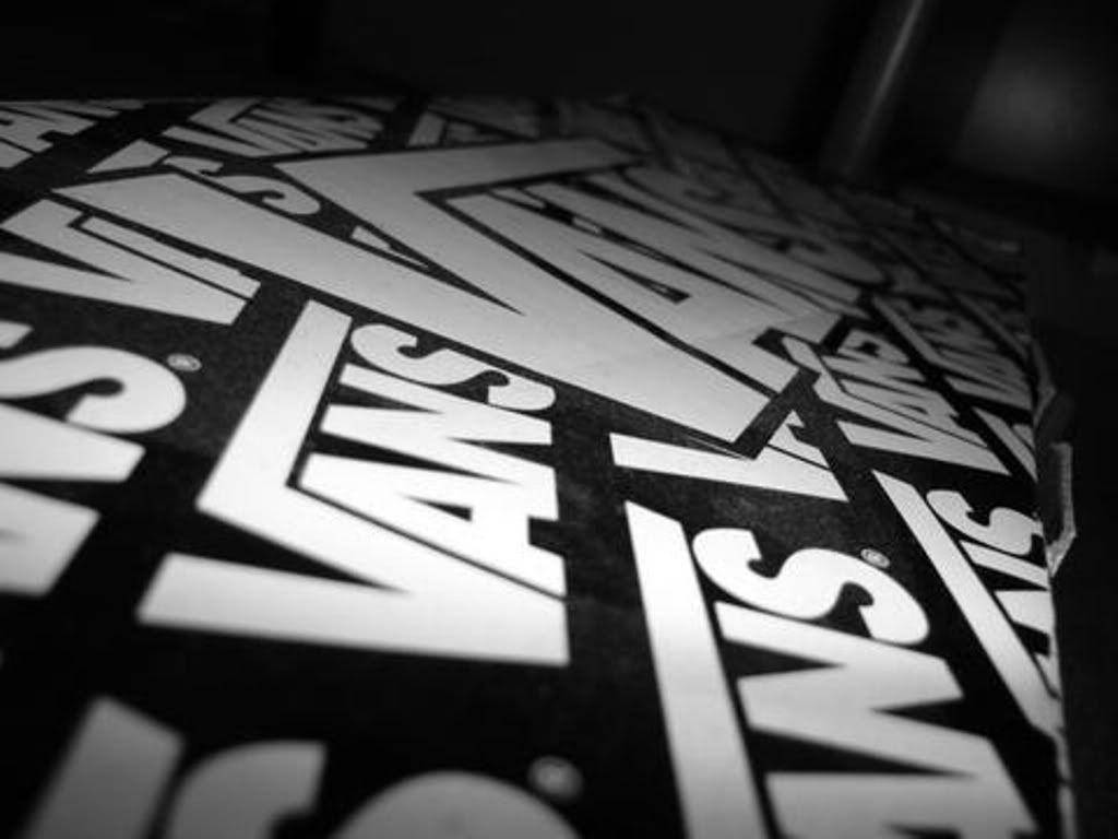黑白Vans標誌牆紙，帶有粗體重複文字。