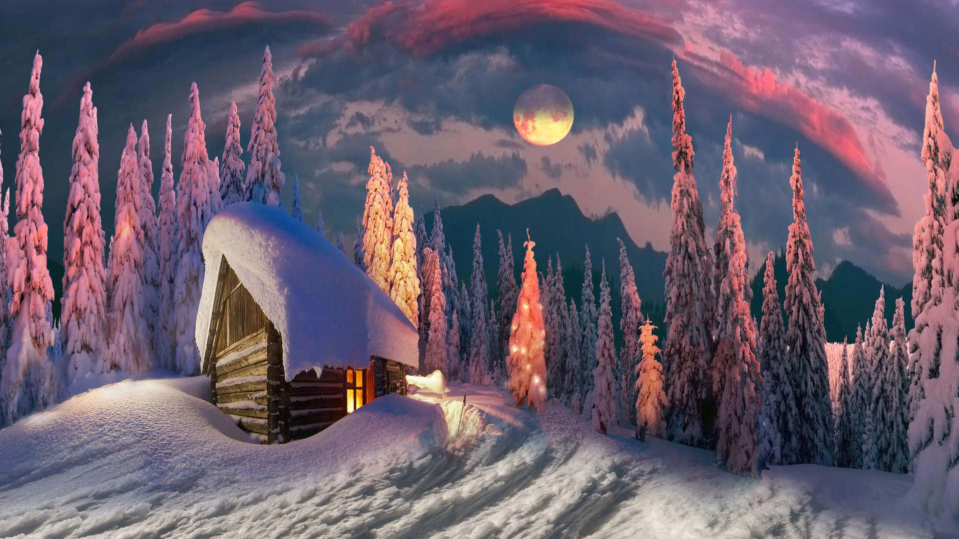 寒冷的冬夜 壁紙 — 一間舒適的雪覆蓋小屋，坐落在結霜的松樹之間，在充滿活力的粉紅色和紫色暮色天空下，有一輪發光的月亮。