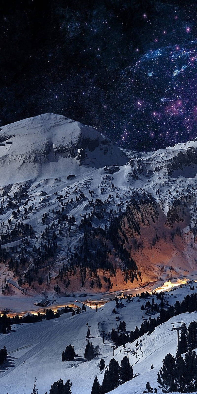 白雪覆蓋的山脈，星空下山谷燈光閃爍。 — 冬季 壁紙